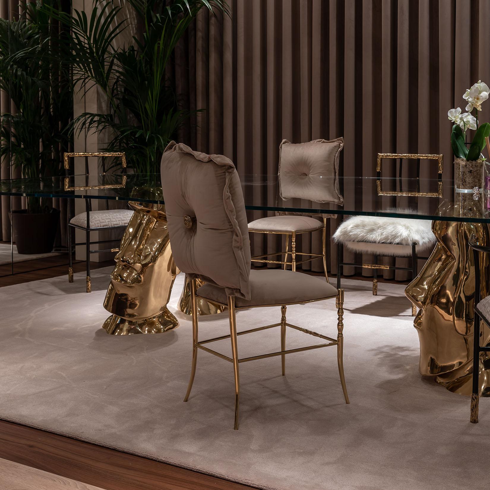 XXIe siècle et contemporain Chaise de salle à manger classique moderne Chiavarina, tapisserie en velours beige, pied en laiton moulé en vente