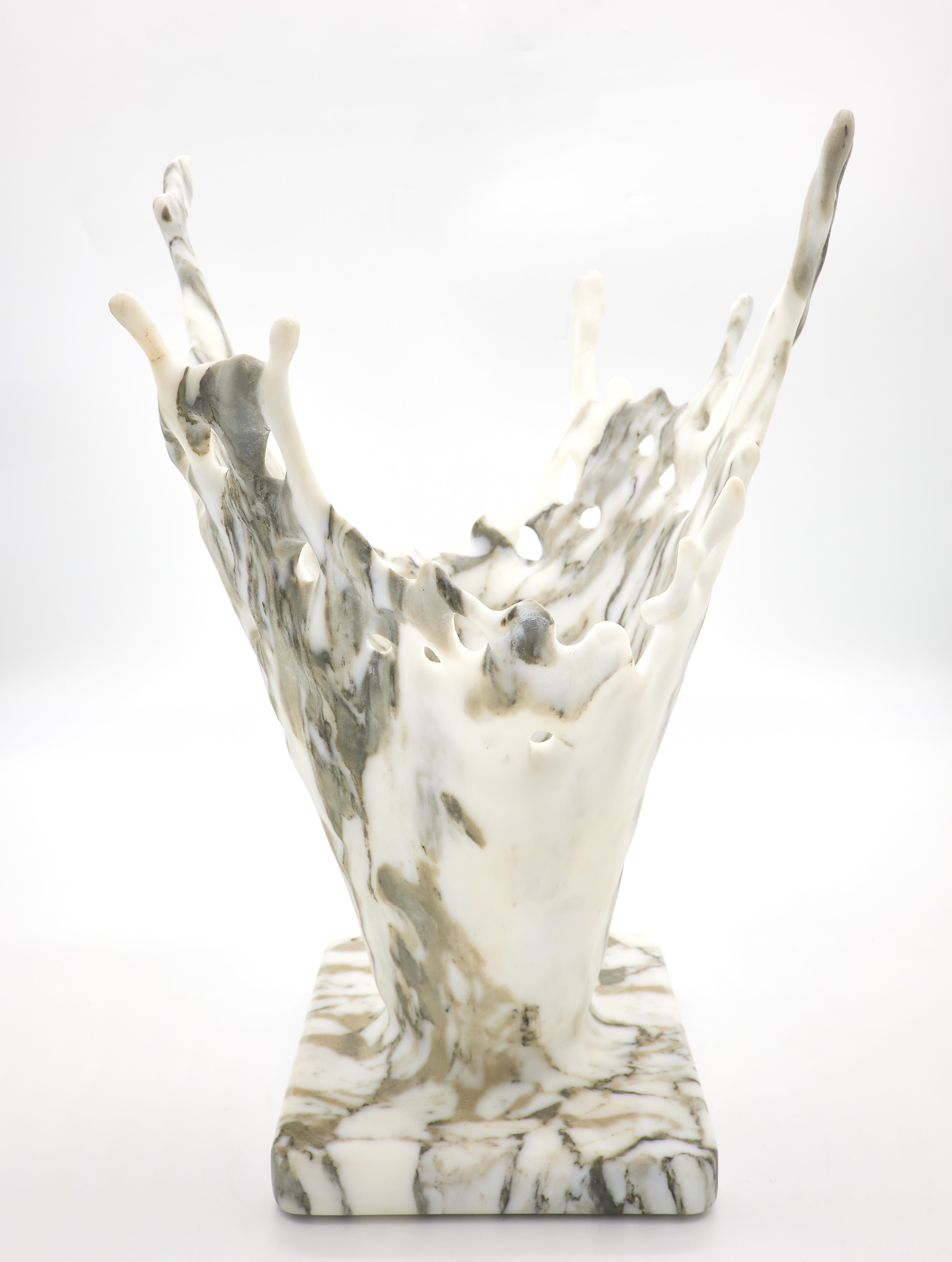 XXI secolo e contemporaneo Vaso in marmo con scultura 