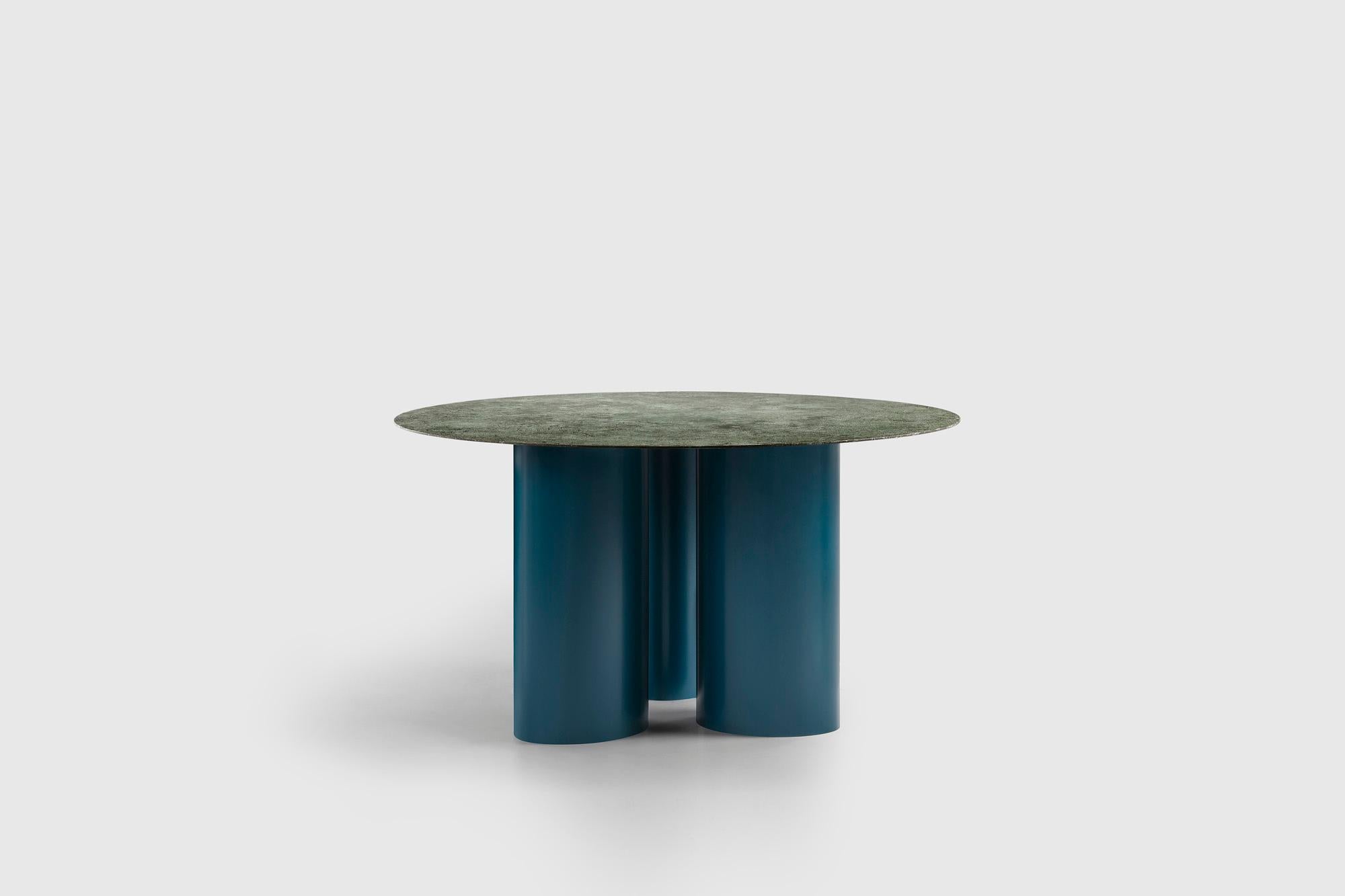 Indoor-outdoor oval table, elongated and curved cylindrical legs, available with steel top
or with other tops of the DAA collection.