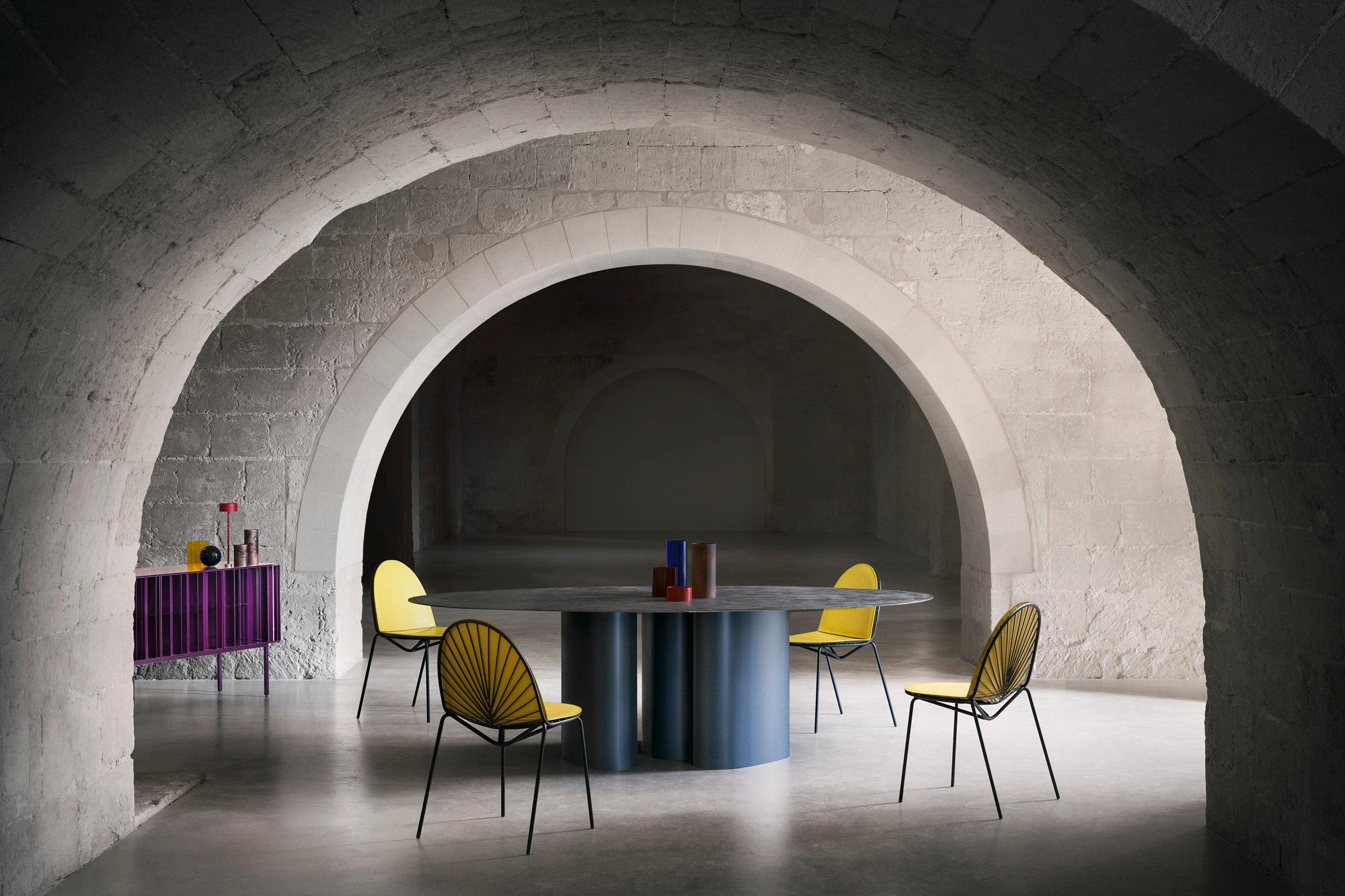 Fait main 21st Century by Ce Studio Table à manger en acier finition artisanale sur mesure en vente