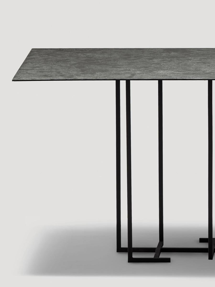Fait main 21st Century by Ce Studio Table à manger en acier finition artisanale sur mesure en vente
