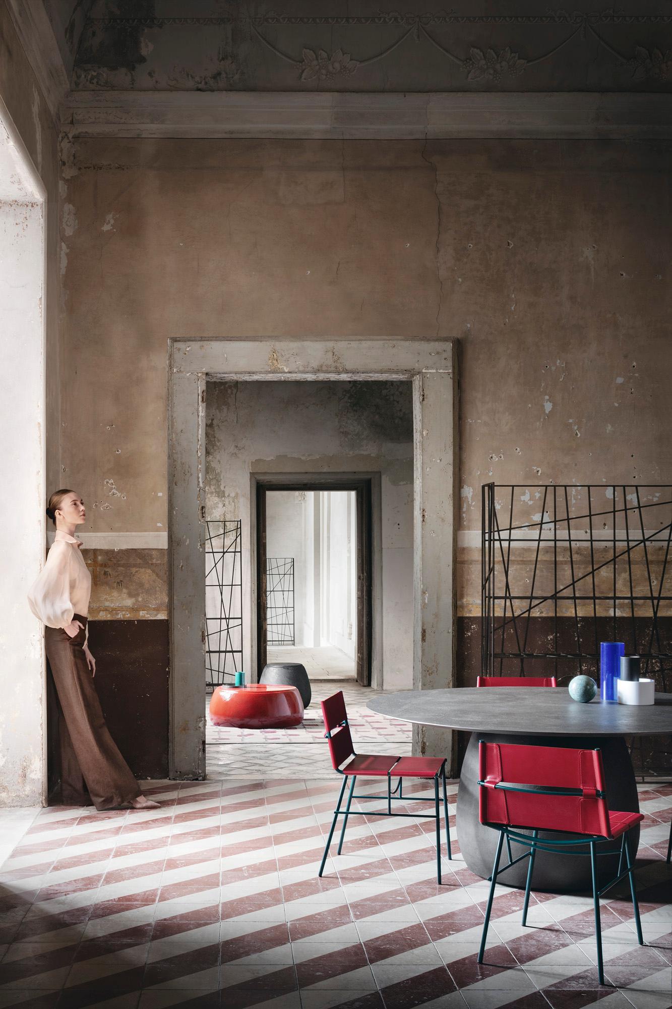 Table d'intérieur-extérieur, base et plateau en acier réalisés au tour, entièrement revêtus d'une finition artisanale truquée à la main.