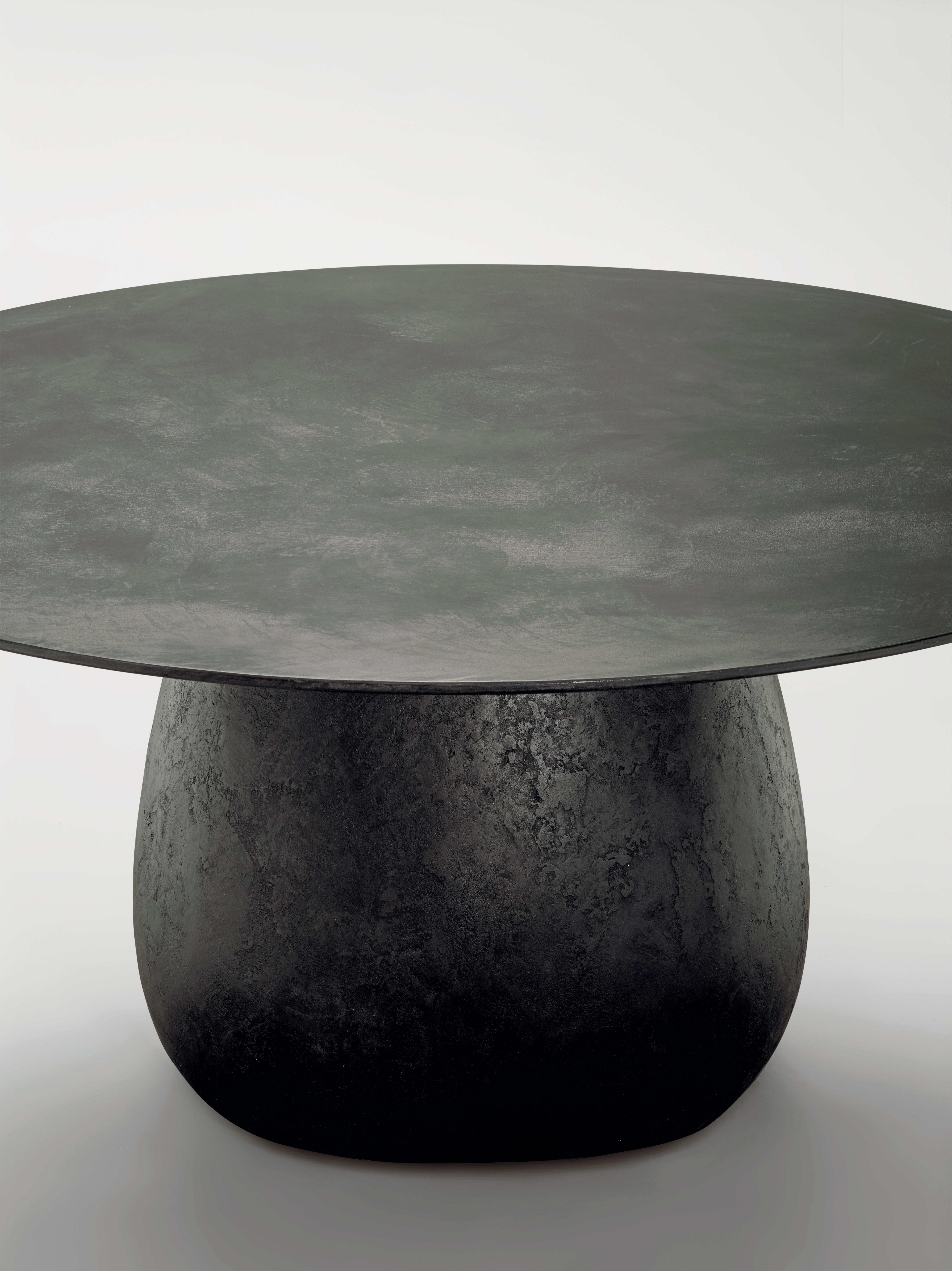 Tourné Table de salle à manger du 21ème siècle par Ce Studio, finition artisanale en acier en vente