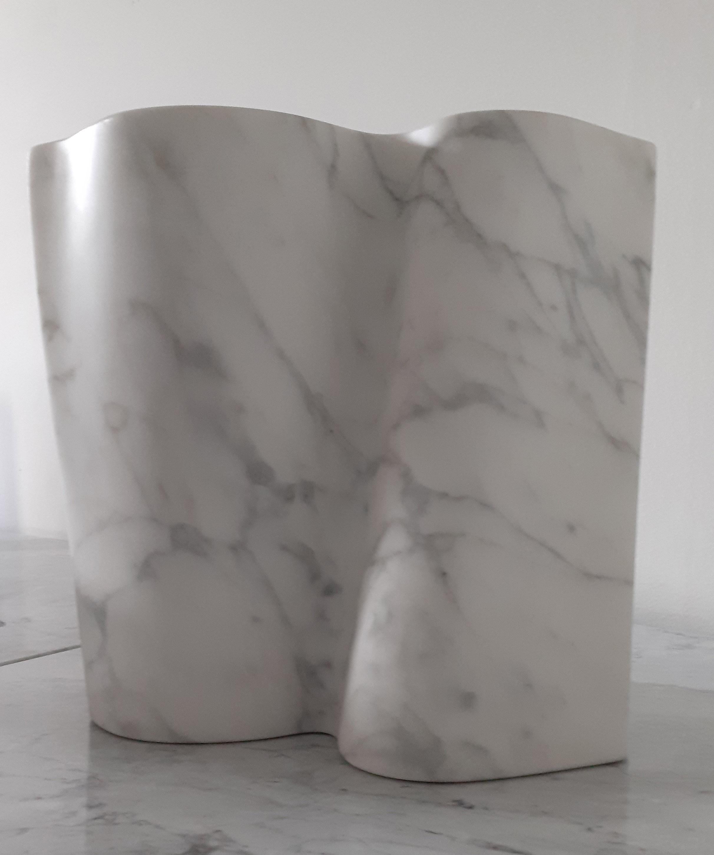 Vase/Garten aus weißem Statuario- Carrara-Marmor, 21. Jahrhundert, von E.Babled, Skulptur im Zustand „Neu“ im Angebot in massa, IT
