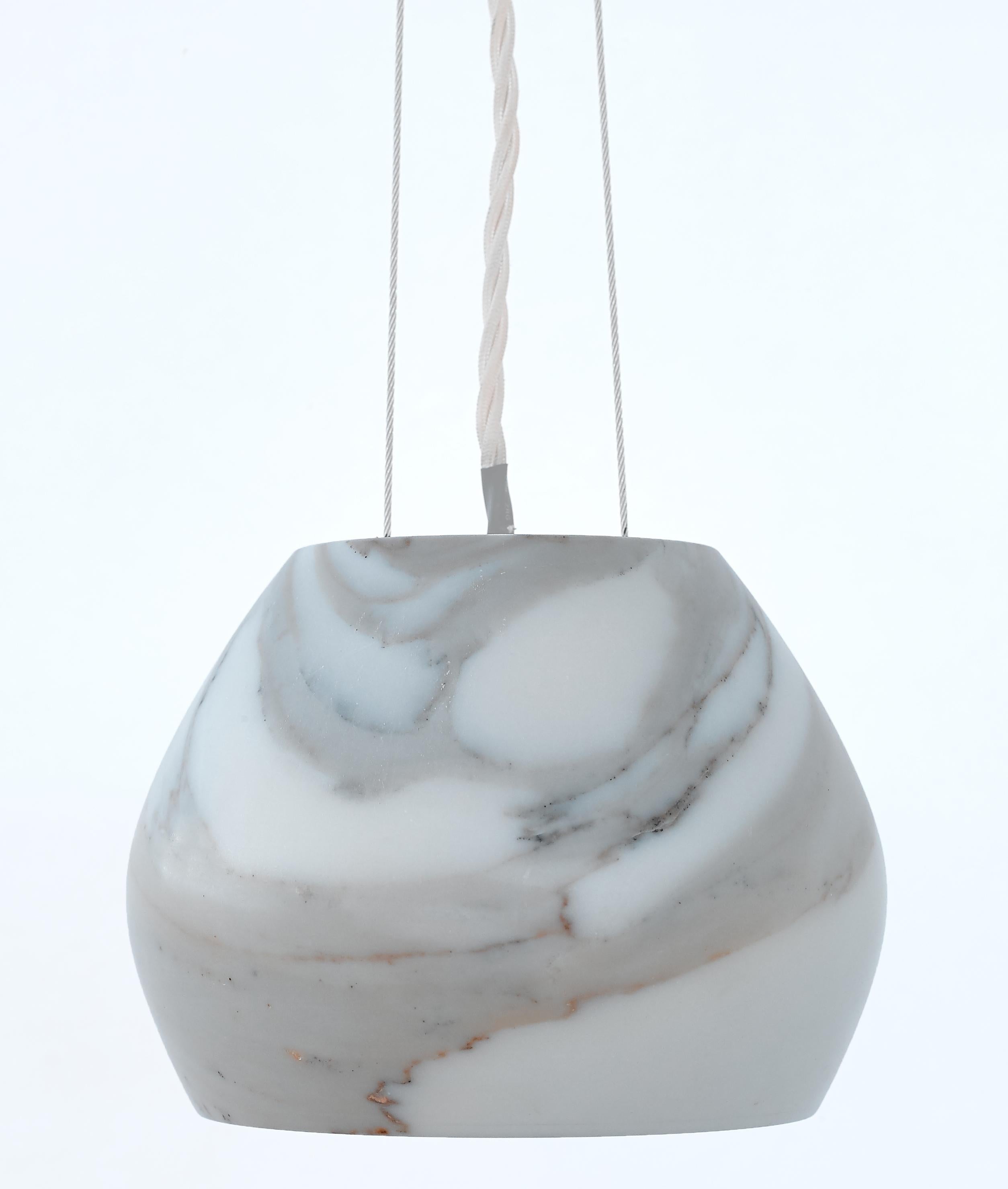 Moderne Lampe à suspension Calacatta Charlotte, 21e siècle par Feix & Merlin en vente