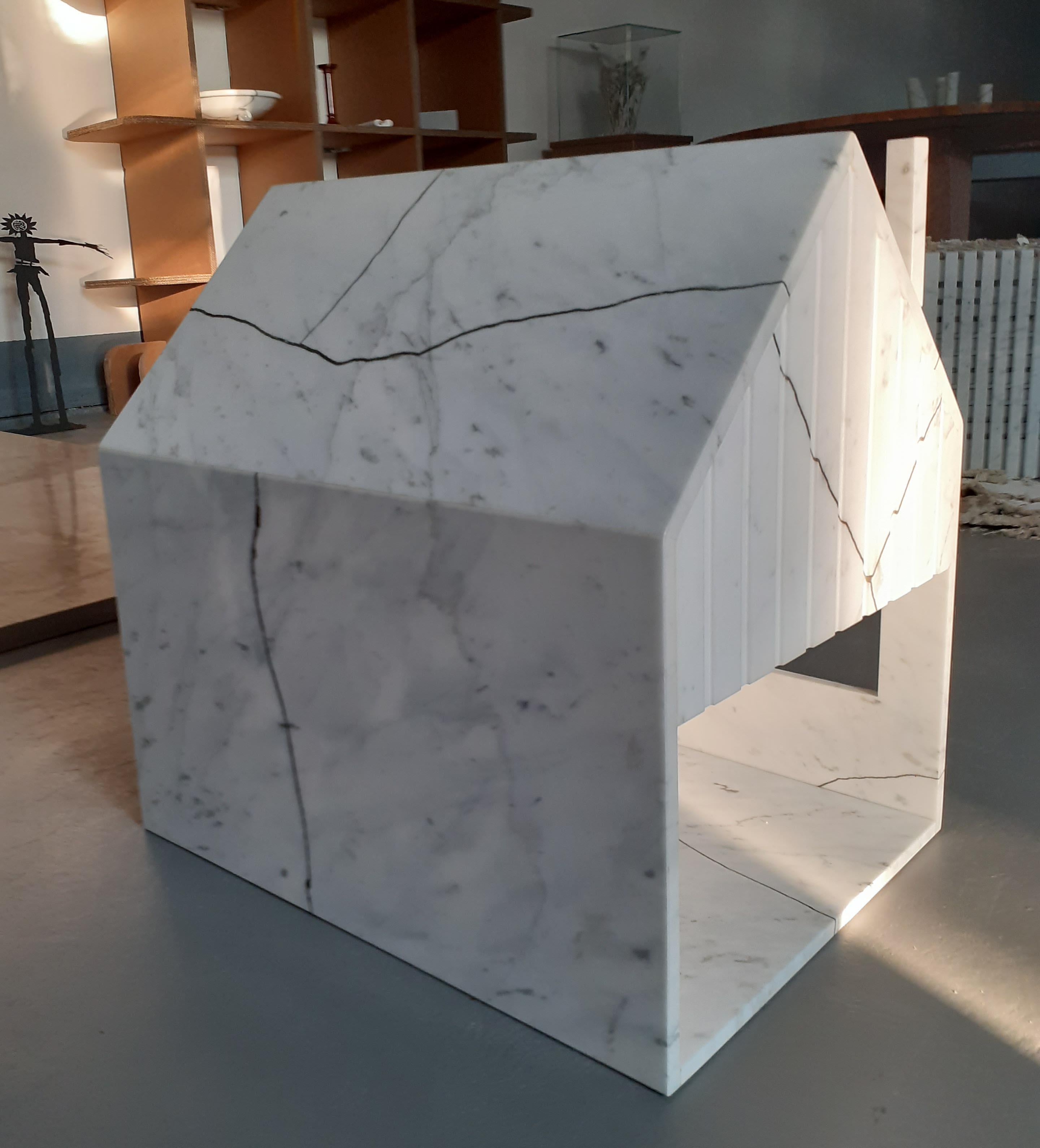 Year 2020
Marble dog house realized with reclaimed Carrara white Statuario & upcycled brass
Materials: upcycled brass, reclaimed Carrara white Statuario
Size: 38 x 51 x 50 cm.
