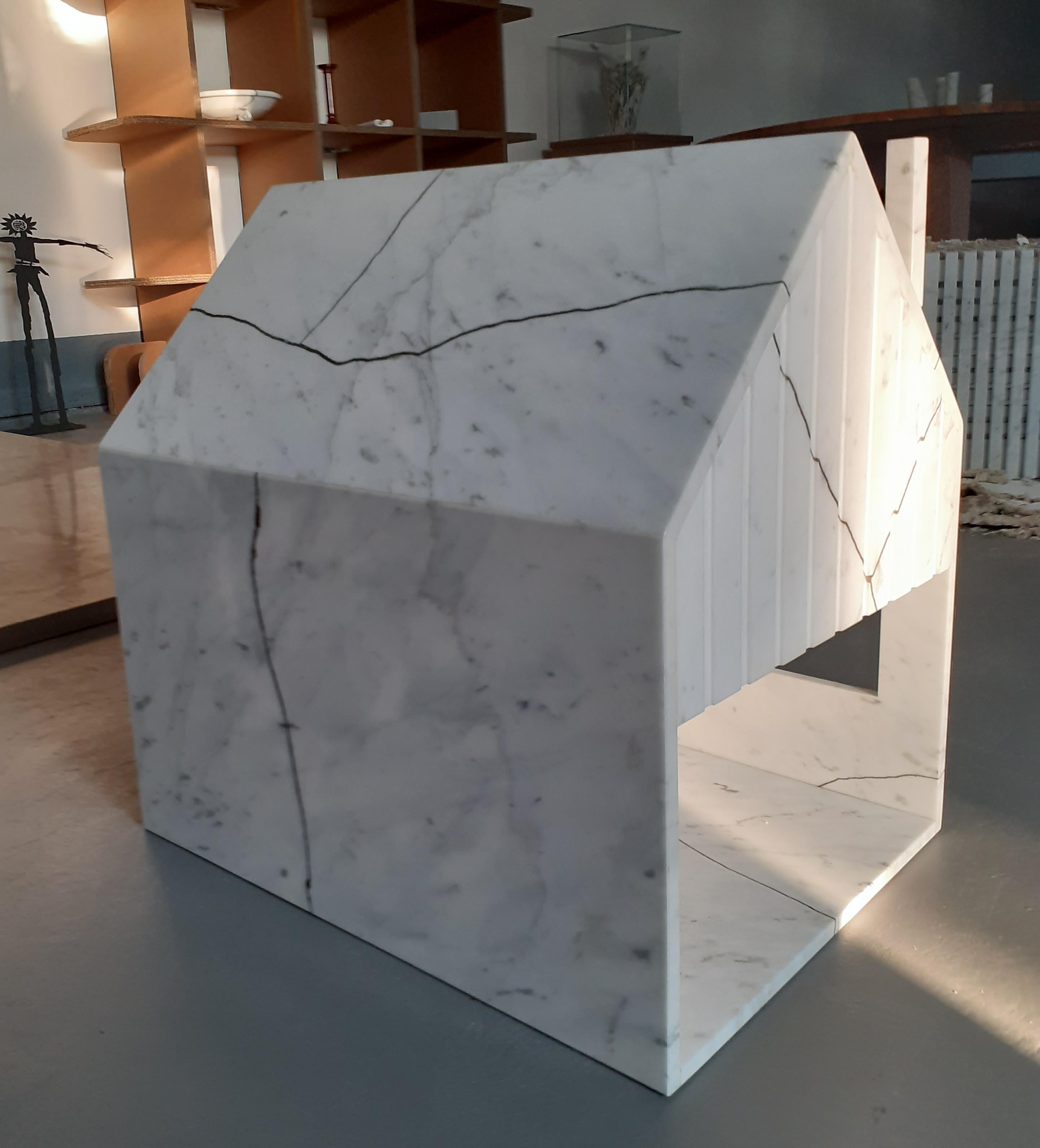 Jahr 2020
Hundehütte aus Marmor mit weißem Statuario aus Carrara und wiederverwertetem Messing
MATERIALIEN: recyceltes Messing, aufgearbeitetes Carrara weiß Statuario
Größe: 38 x 51 x 50 cm.