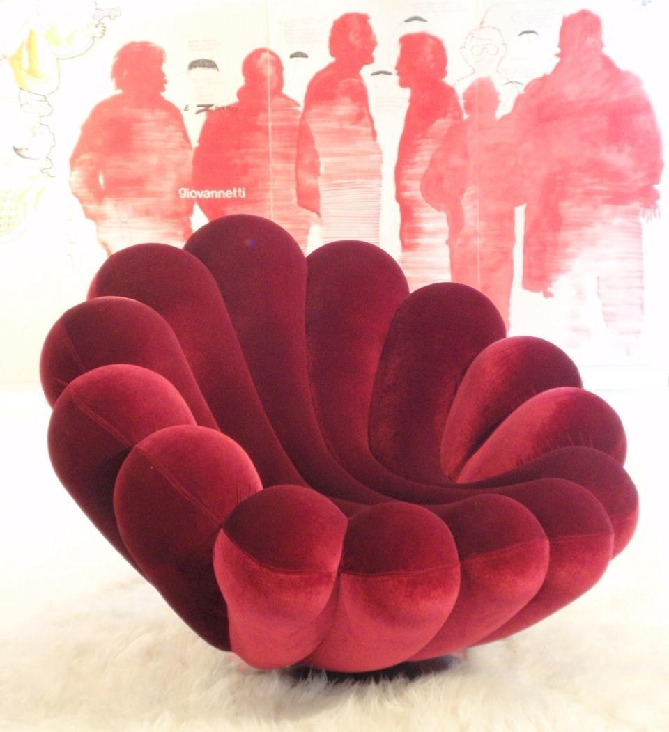 Swimming like happy fishes in the warm shapes of sea, feeling comfortable and protected within the big embrace of a colourful anemone.
  
Swivel seat.
Fire retardant polyurethane foam.
Steel frame.
Painted steel base.
Suggested cover in elastic