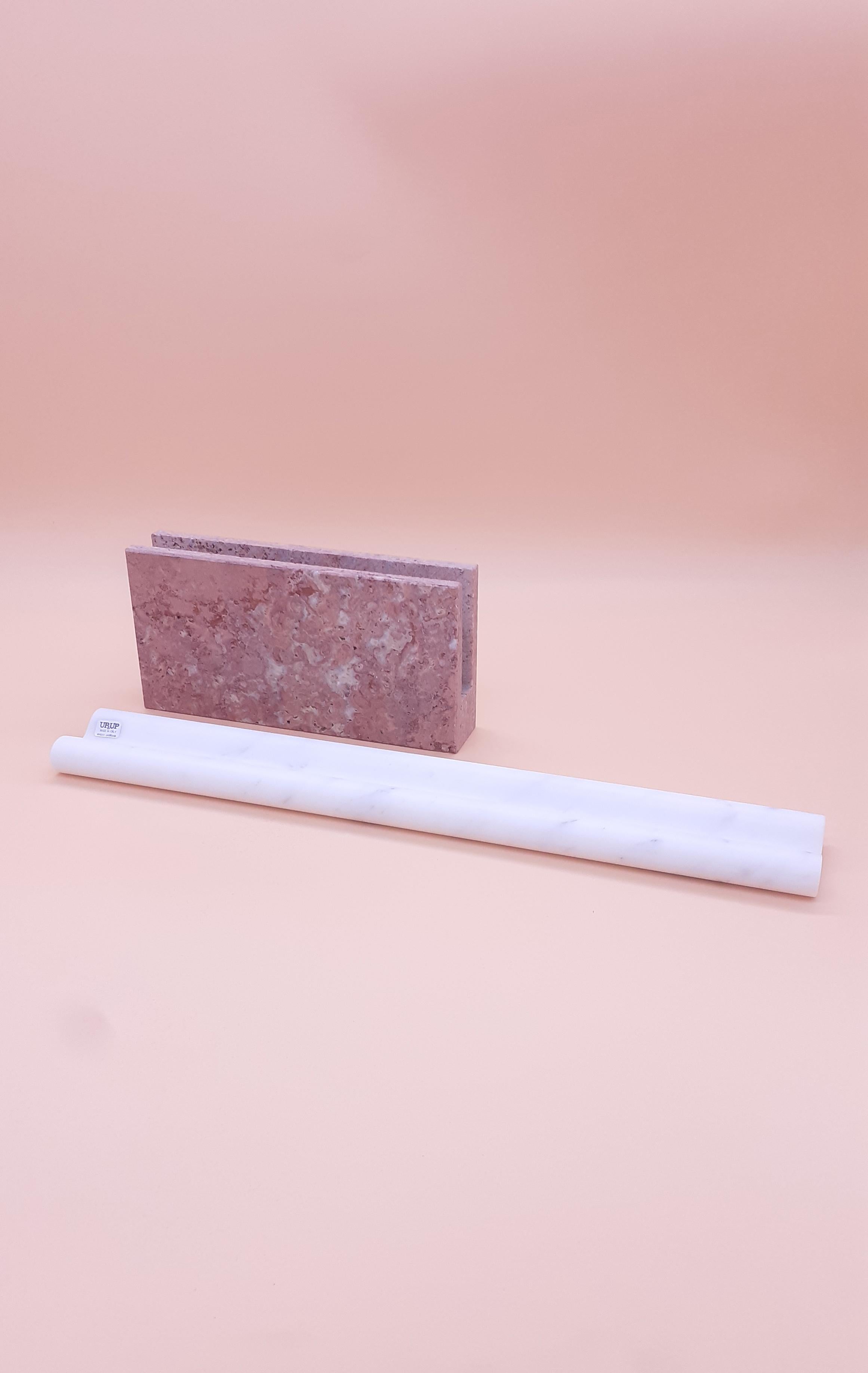 Accessoire de bureau conçu par Giusti Di Rosa

Taille Listello : cm 2 x 6 x hauteur 40
Taille du porta carta : cm 20 x 10 x hauteur 4
MATERIAL : Travertin national de Carrare blanc
Concepteur : Giusti & Di Rosa.