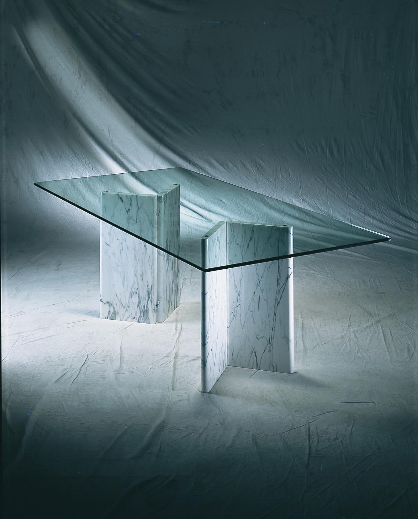 Name: Bedizzano
Table with marble legs and crystal top, 21st century
Size: Cm 90 x 180 x H73
Materials: White Carrara, Black Marquina, Calacatta
Designer: P.A Giusti, E. Di Rosa.