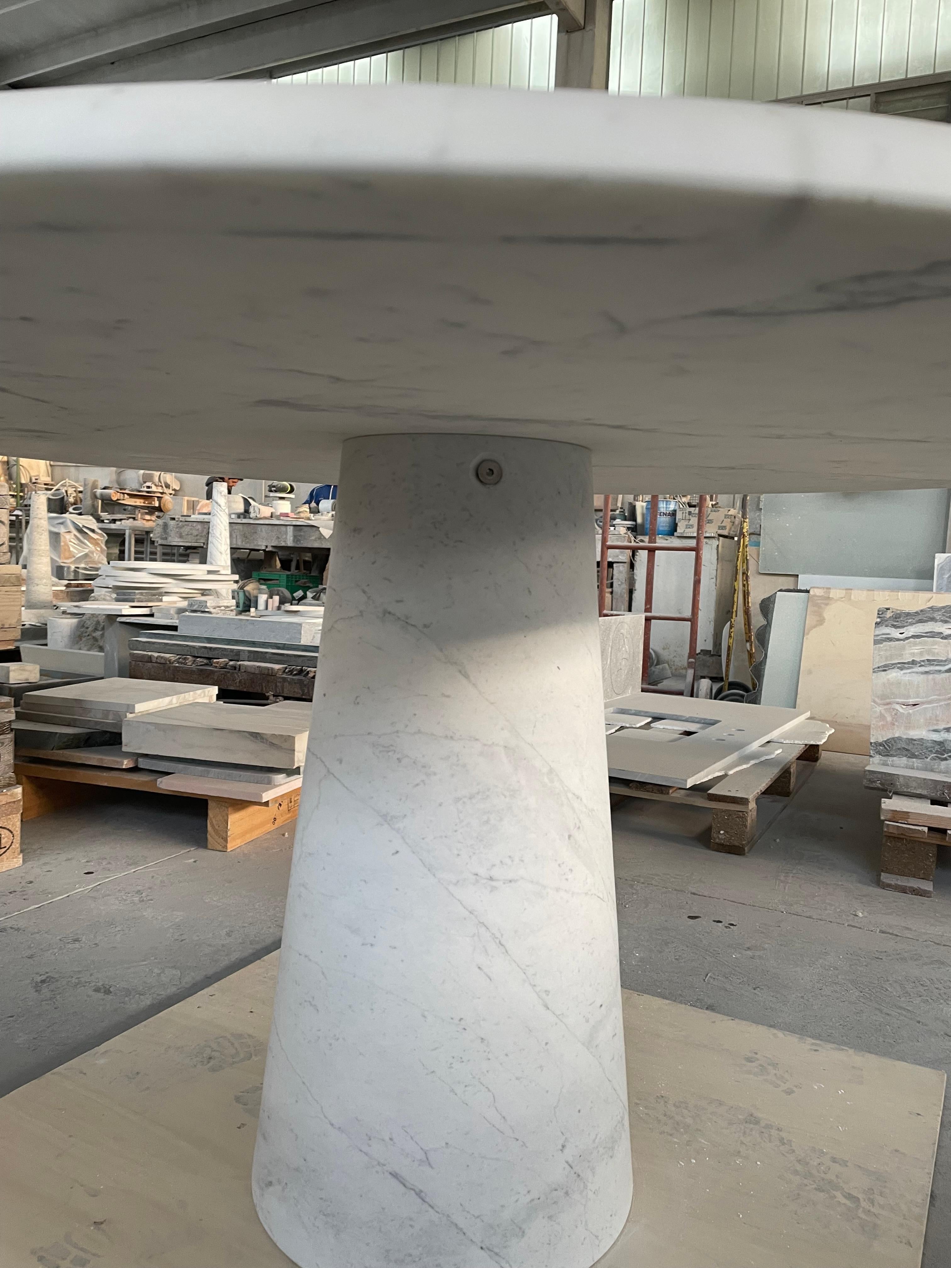 21st Century by Giusti/Di Rosa Table ronde en marbre Colonnata avec base conique en vente 3