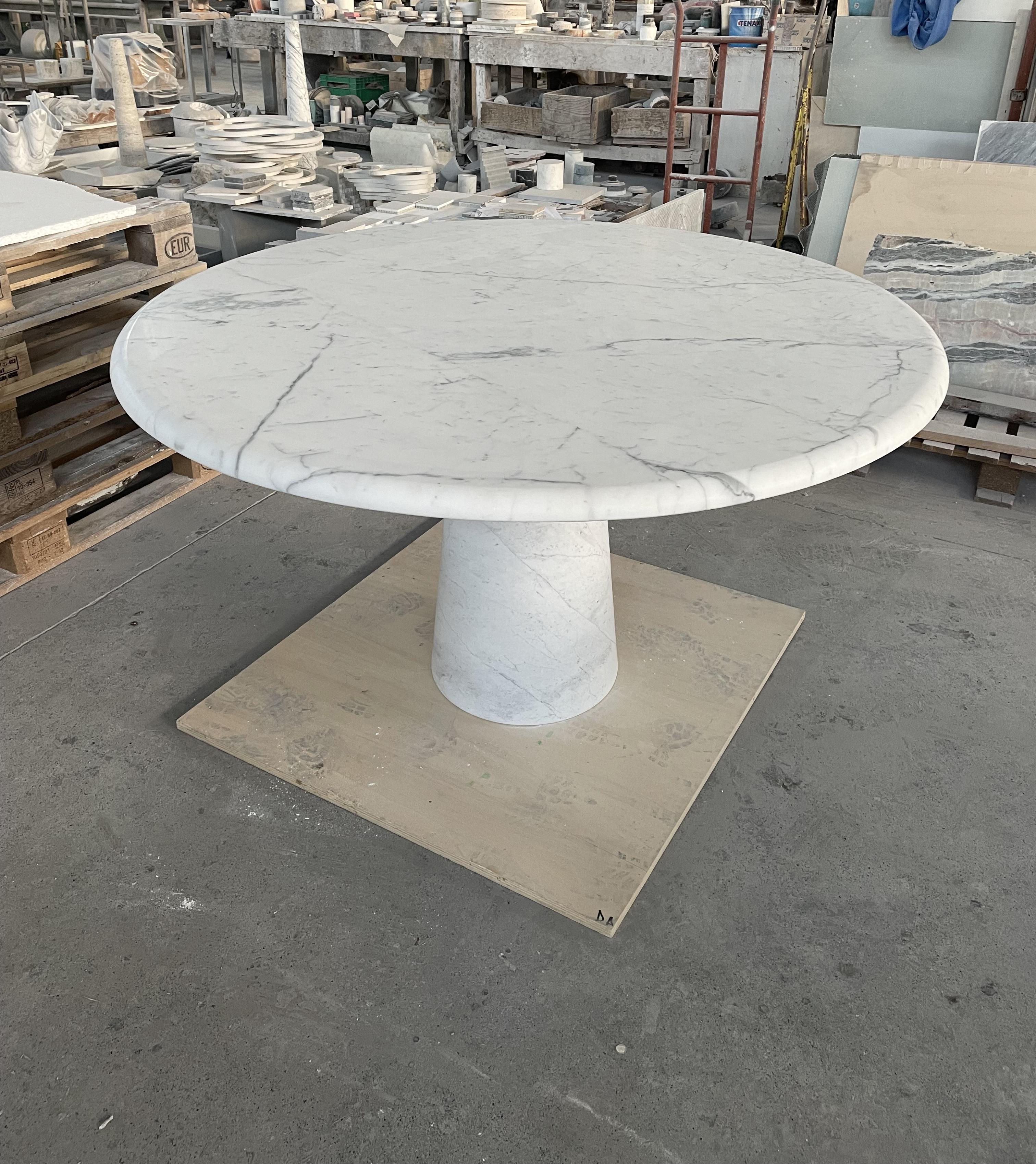 21st Century by Giusti/Di Rosa Table ronde en marbre Colonnata avec base conique en vente 4