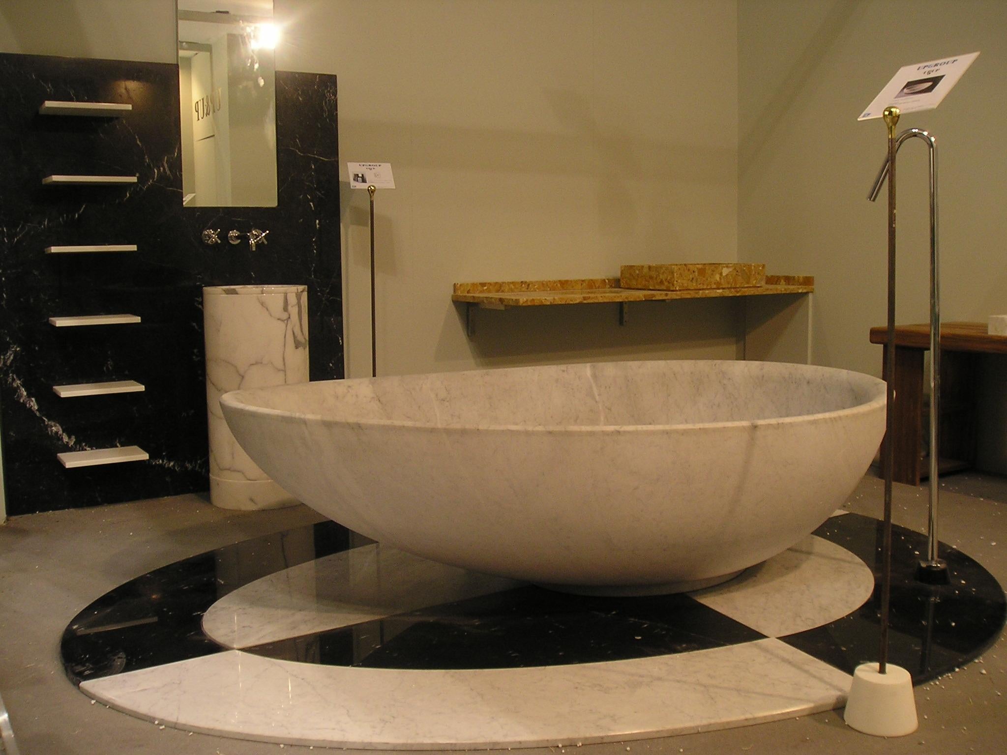 21st Century by G.Renzi Freestand Marble Bathtub Shower in Bardiglio Perla For Sale 2