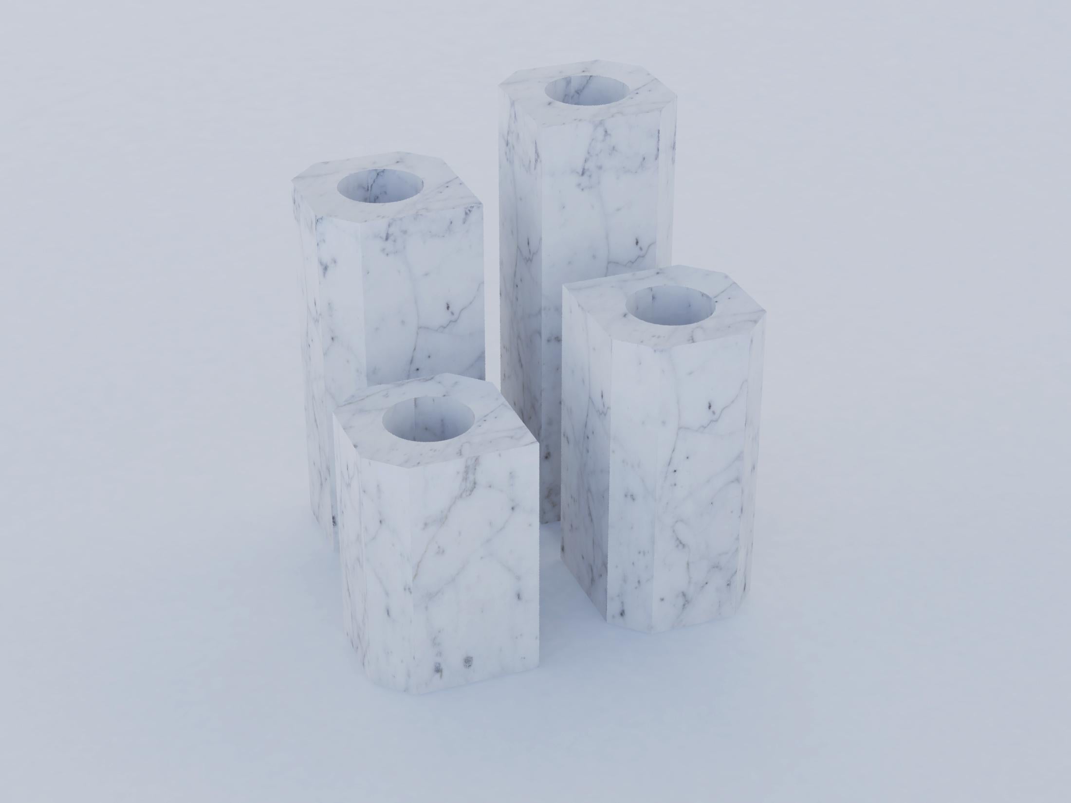 Marmorvasen „PRISMI“ des 21. Jahrhunderts von Marco Marino, Tafelaufsätze aus weißem Carrara (21. Jahrhundert und zeitgenössisch) im Angebot