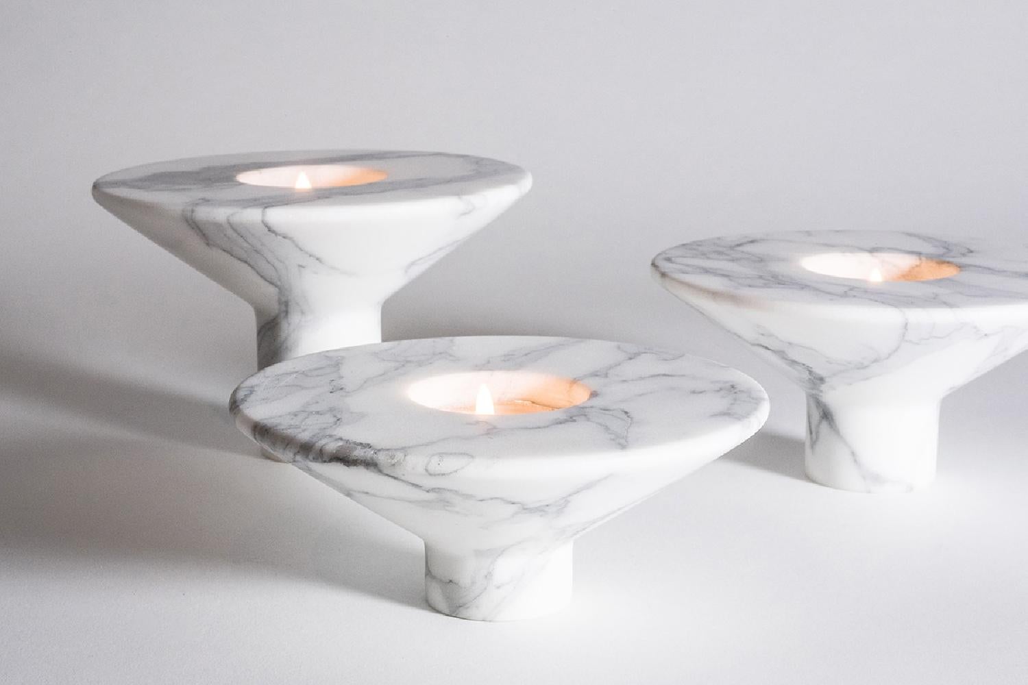 „Reverse“-Kerzenhalter aus Marmor des 21. Jahrhunderts von Marco Marino aus weißem Carrara (Moderne) im Angebot