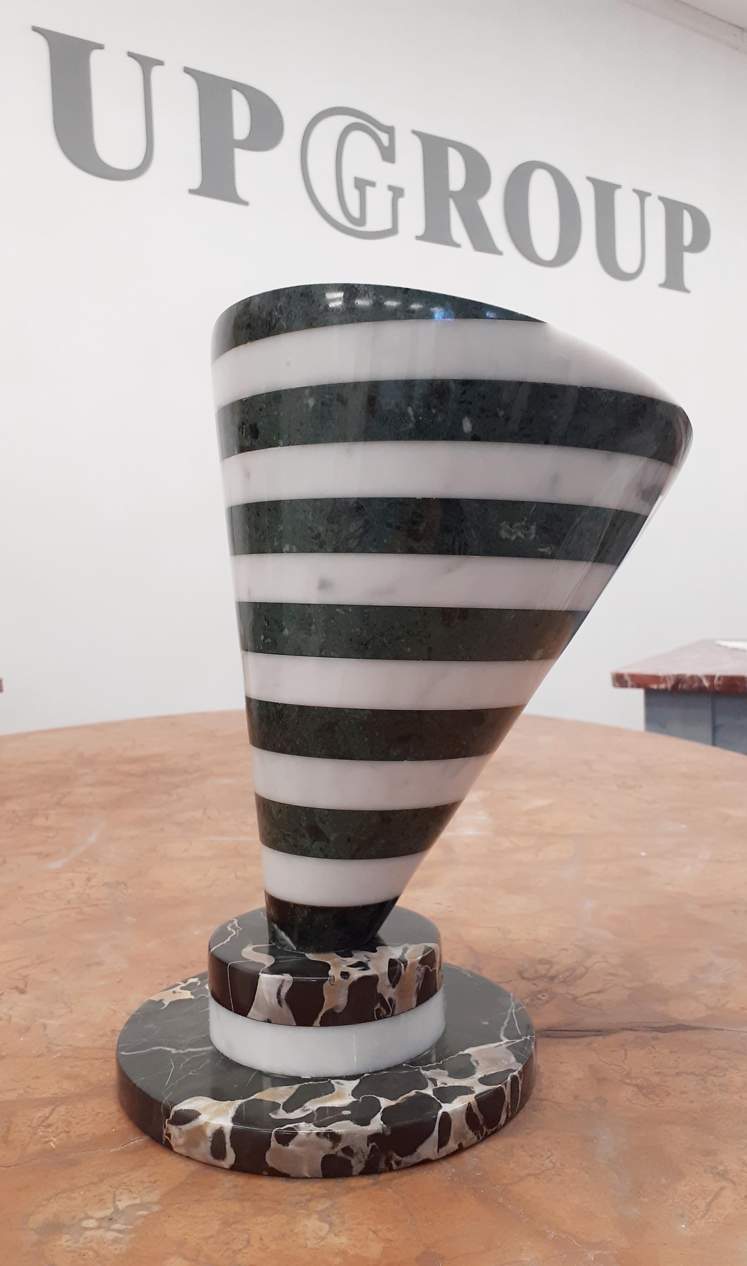 Moderno Centrotavola con vaso scultura in marmo 