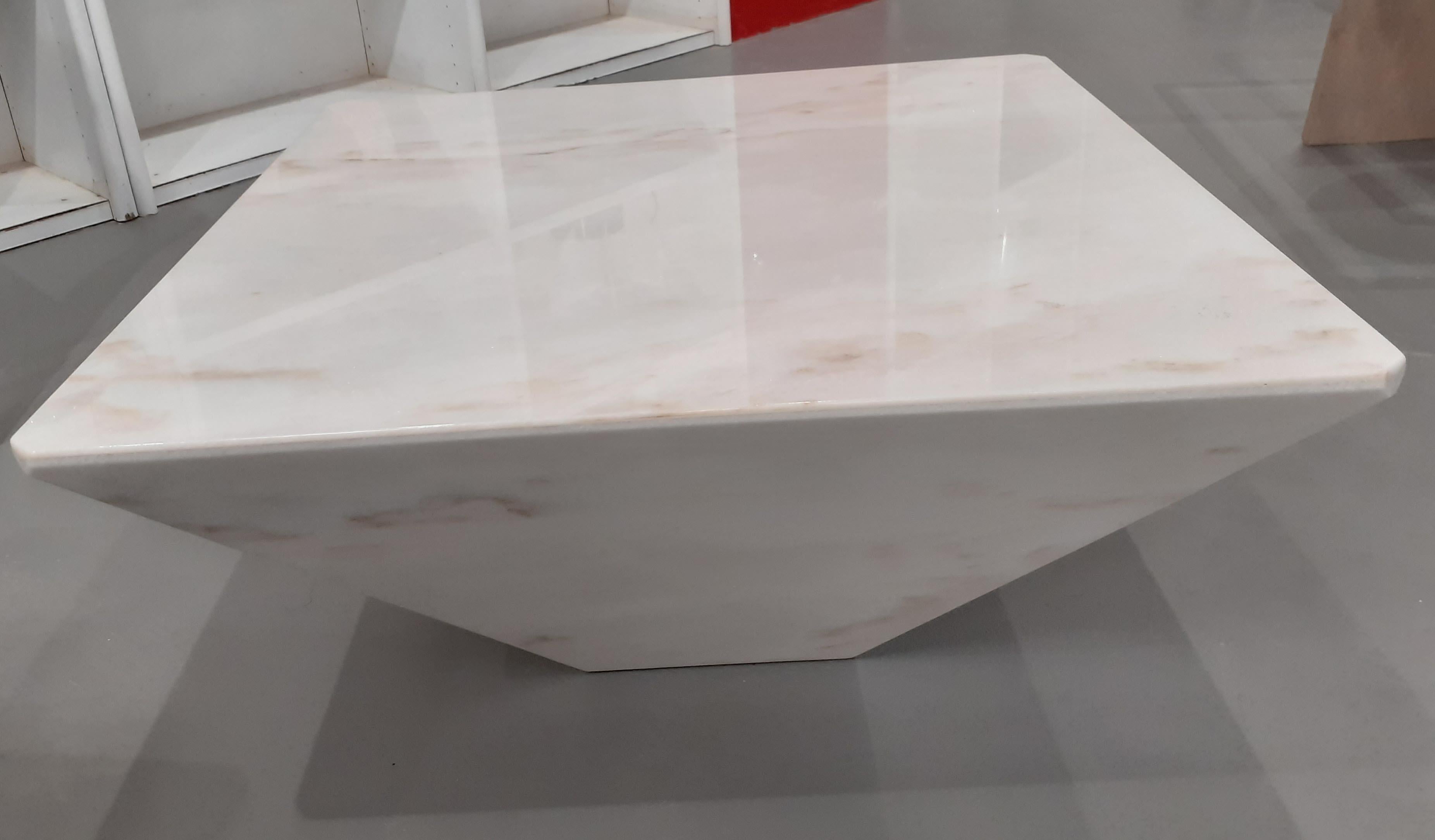 Moderne 21e siècle par M.Bellini Italien Low  Table en marbre blanc Carrara rouge Carpazi en vente