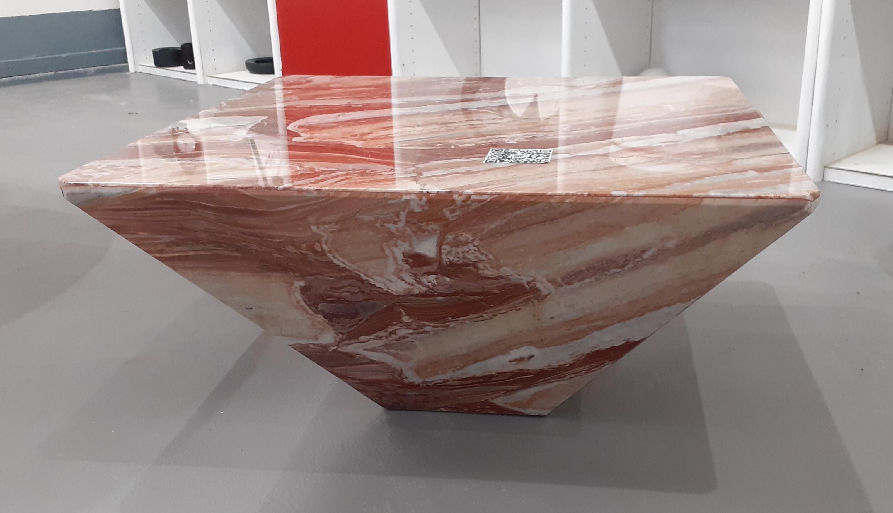 Fait main 21e siècle par M.Bellini Italien Low  Table en marbre blanc Carrara rouge Carpazi en vente