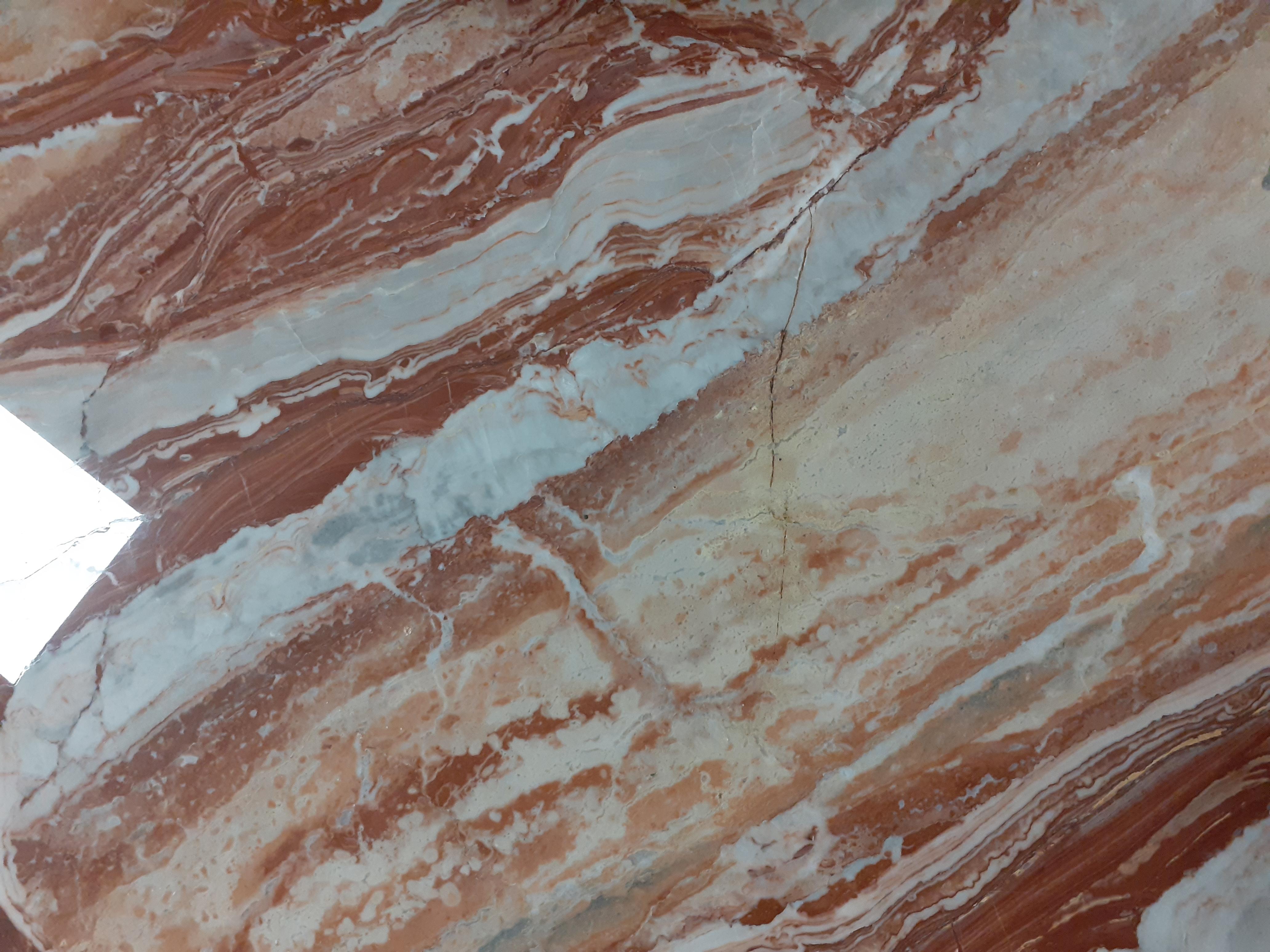 21. Jahrhundert von M. Bellini Italian Low  Marmortisch aus weißem Carrara-Rotem Teppich im Zustand „Neu“ im Angebot in massa, IT