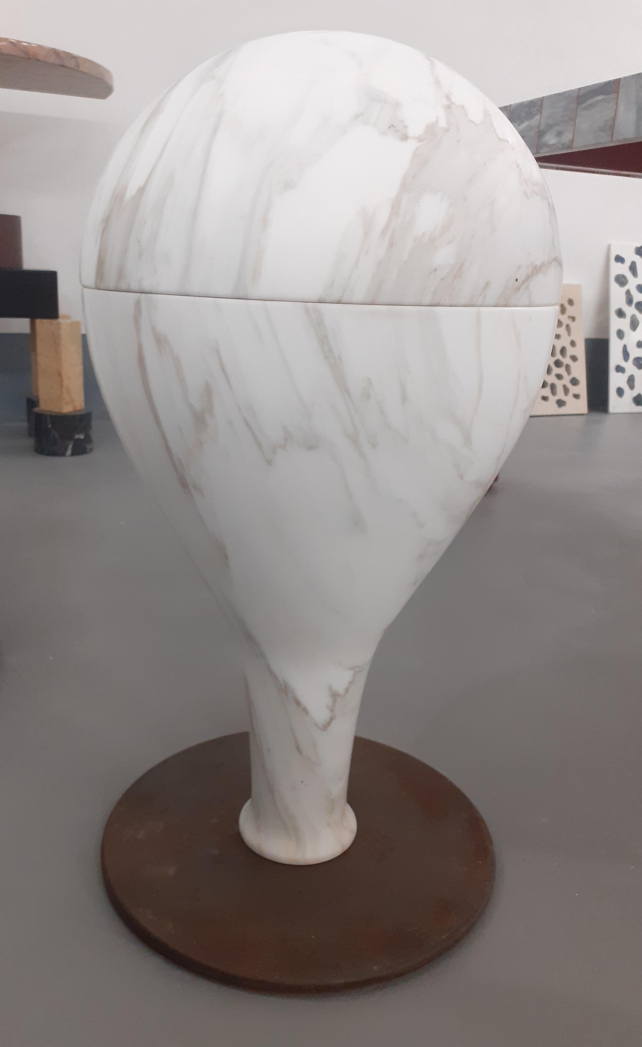 Vase sculptural en marbre 