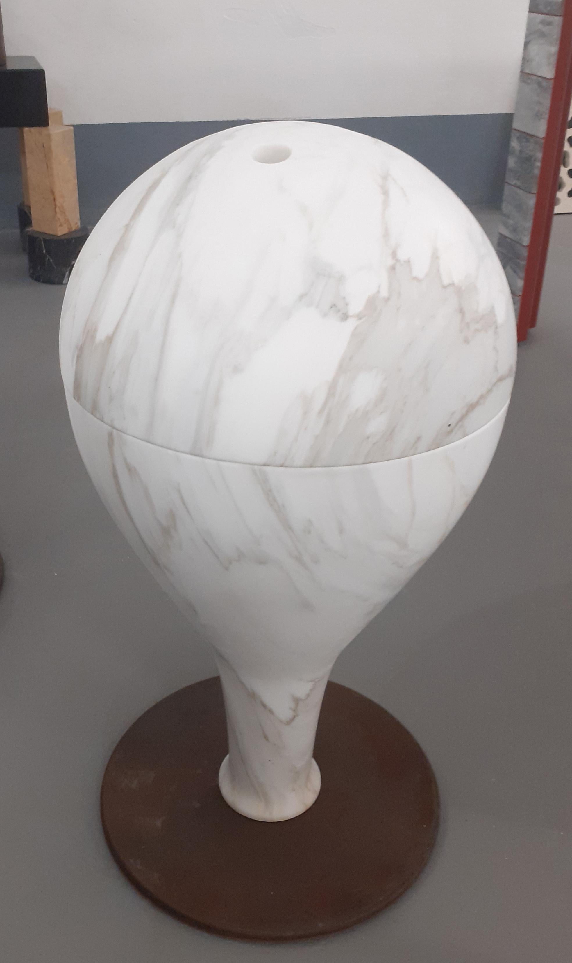 Moderno Vaso in marmo scultura 21st Century by M.De Lucchi in Bianco Carrara e Calacatta in vendita
