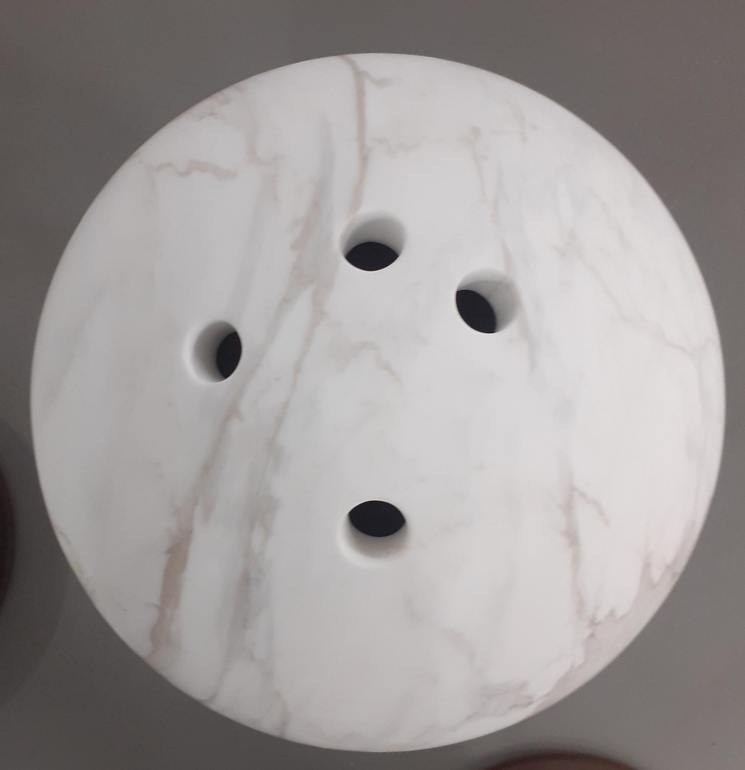 italien 21e siècle par M.De Lucchi Sculpture Vase en marbre blanc de Carrare et Calacatta en vente