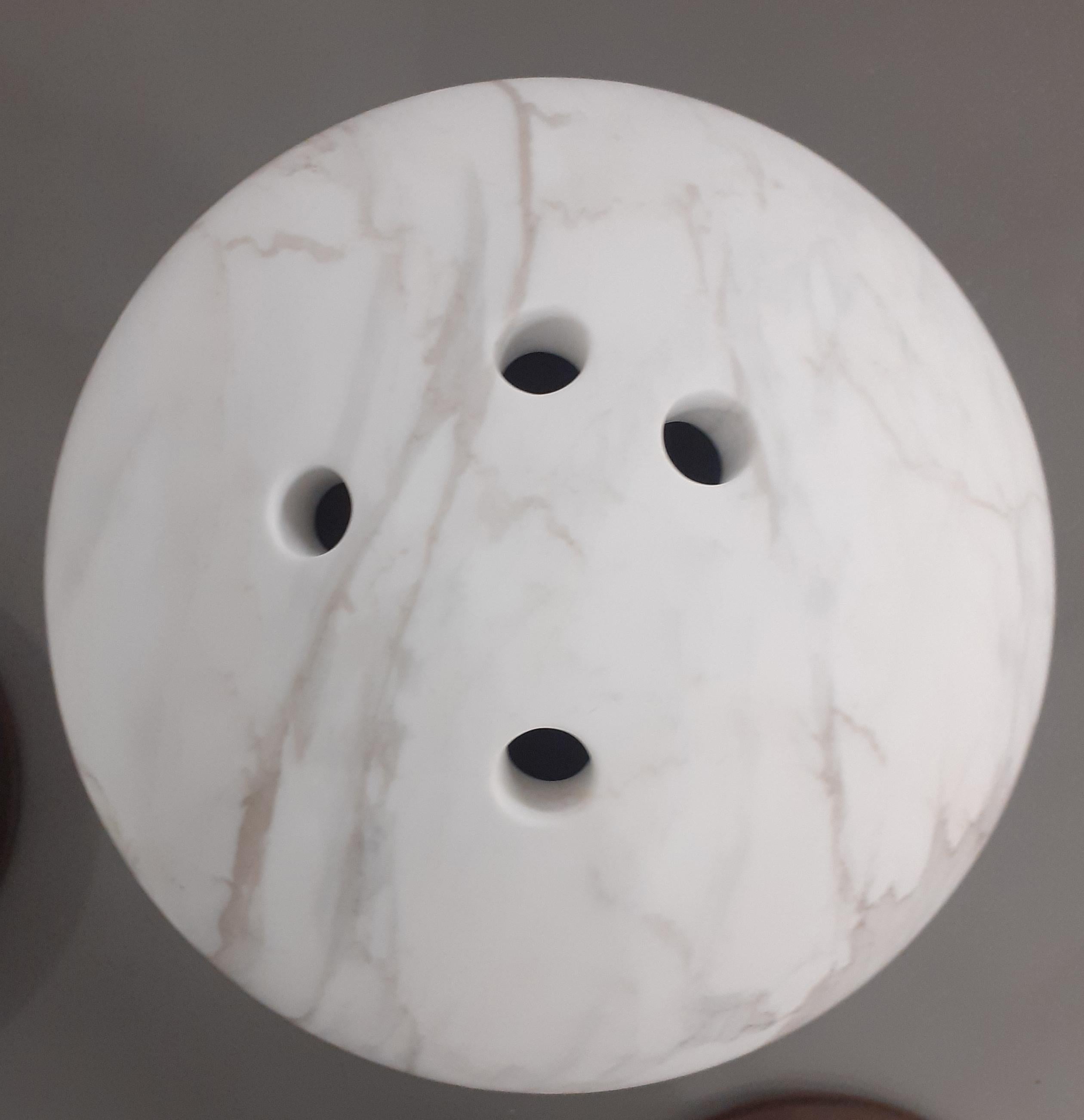 Italiano Vaso in marmo scultura 21st Century by M.De Lucchi in Bianco Carrara e Calacatta in vendita