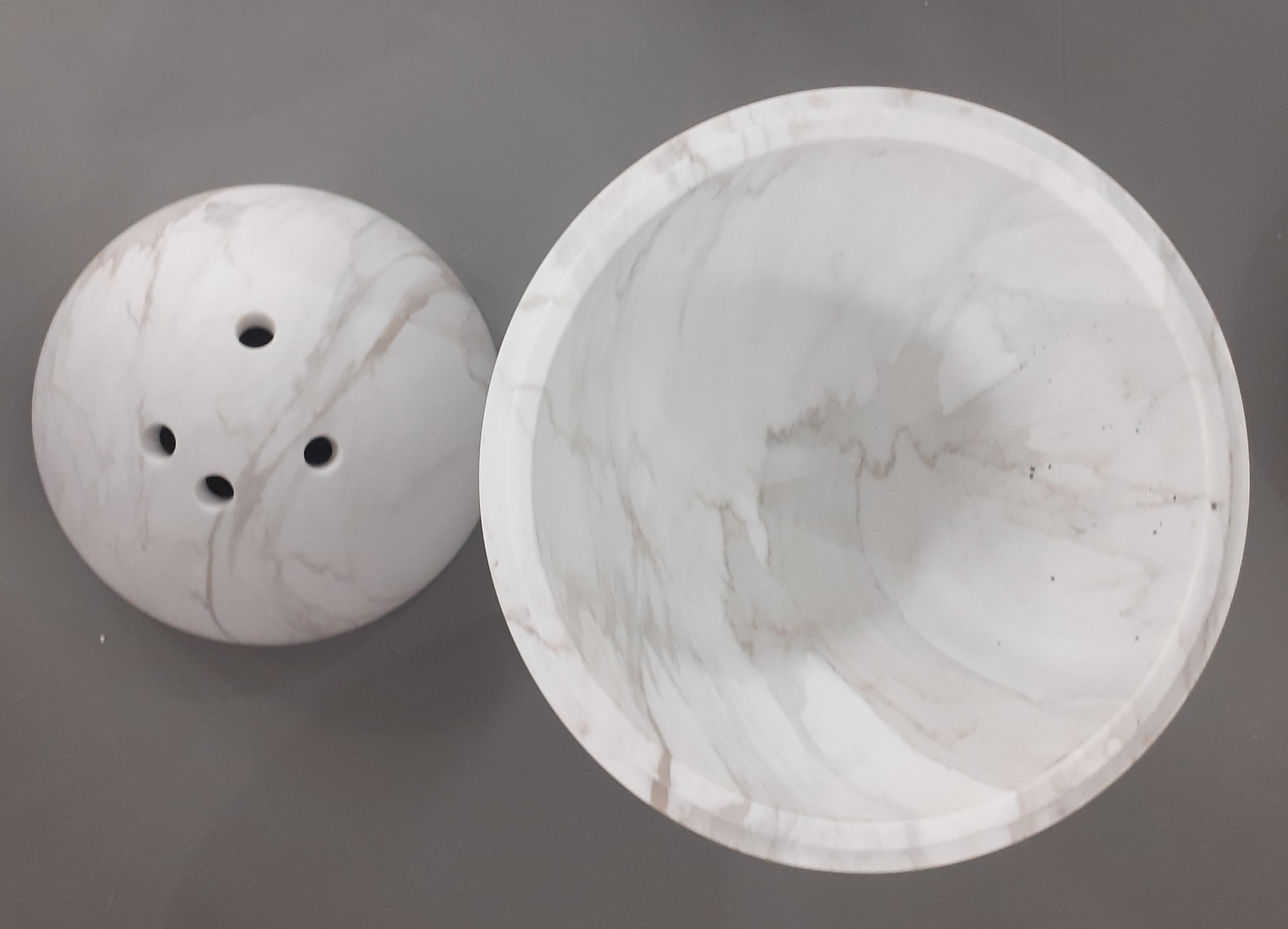 Fait main 21e siècle par M.De Lucchi Sculpture Vase en marbre blanc de Carrare et Calacatta en vente