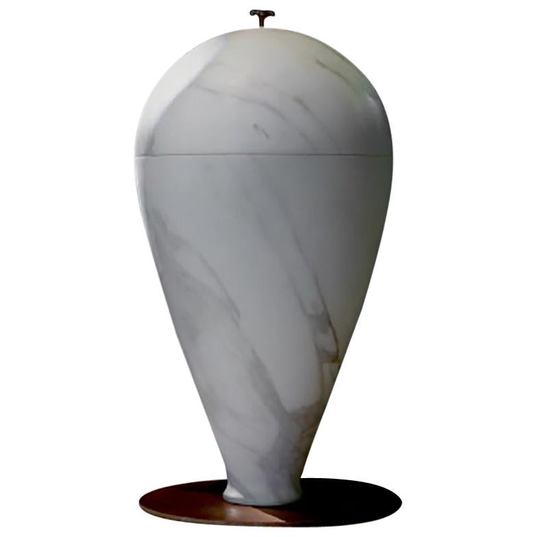 21e siècle par M.De Lucchi Sculpture Vase en marbre blanc de Carrare et Calacatta en vente