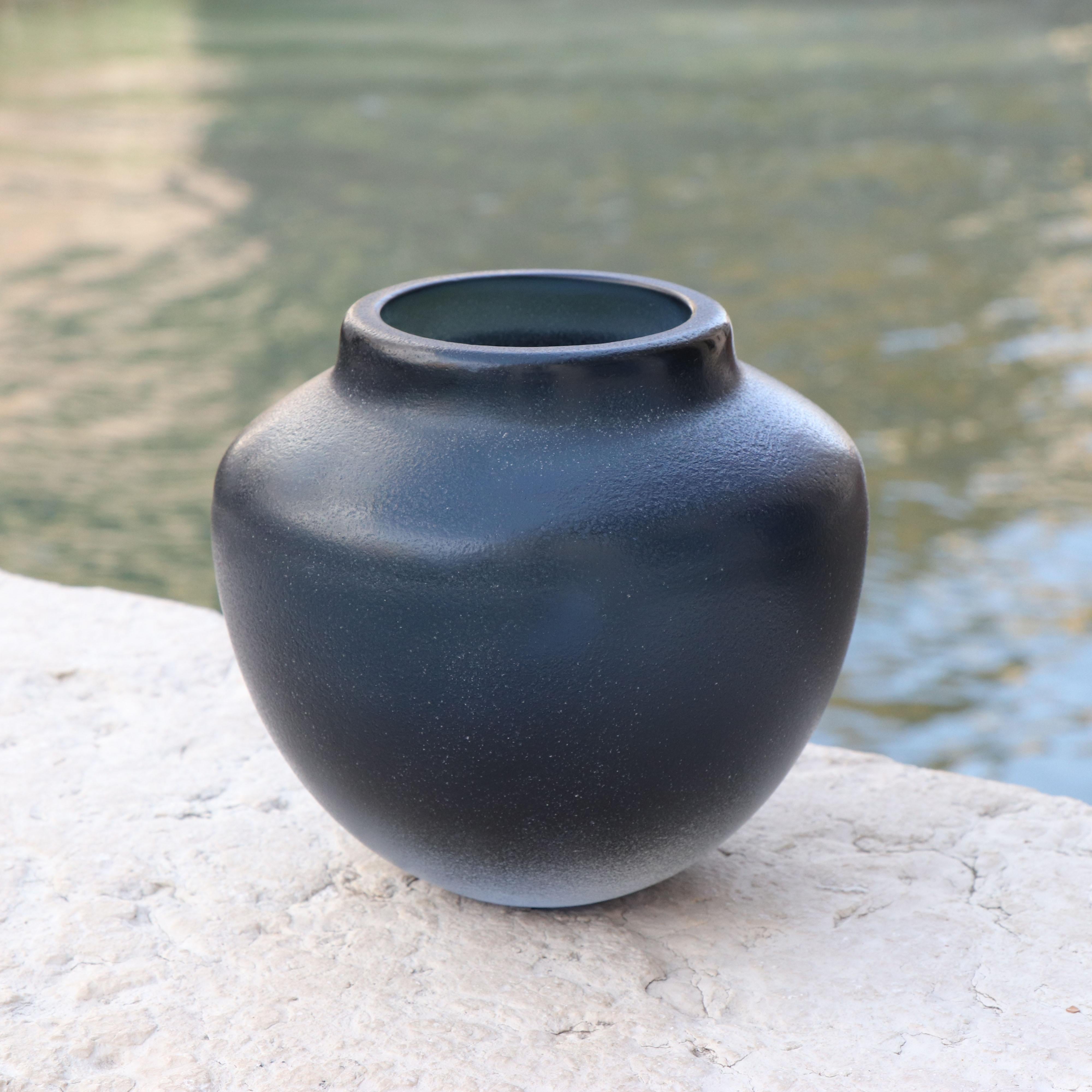 Inspired by the ancient amphorae, this vase resembles the elongated form of a drop – which in Italian translates as Goccia. Following the blowing process the vase is engraved and polished producing a vibrant faceted surface.

This vase is