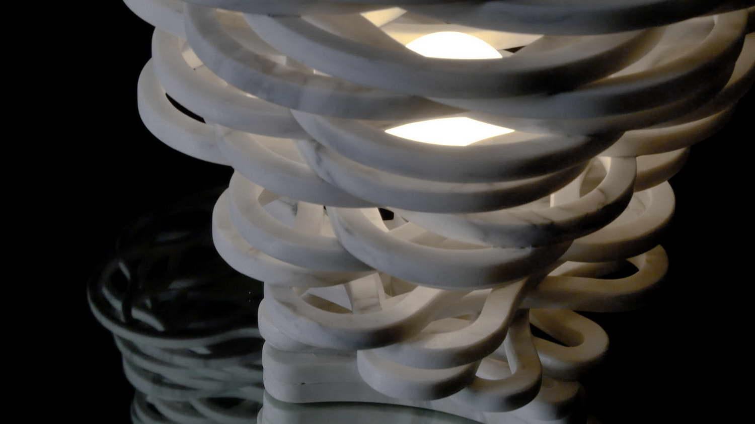 Fait main Lampe suspendue Annika du 21e siècle par Paolo Ullian en marbre blanc de Carrare en vente