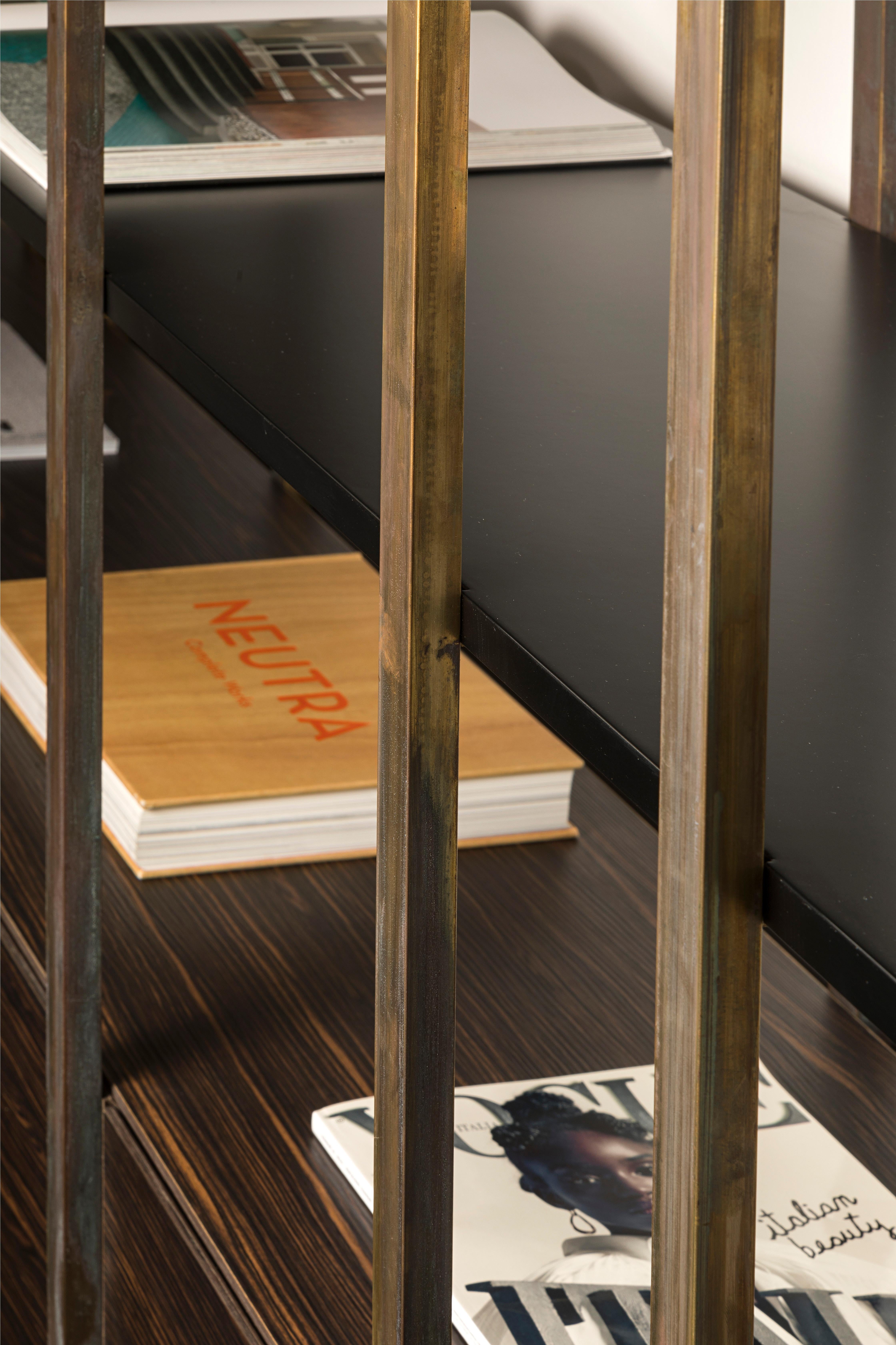 Bücherregal aus Makassar-Ebenholz mit geätzten Messingbeinen von Pelizzari Studio, 21. Jahrhundert im Angebot 4
