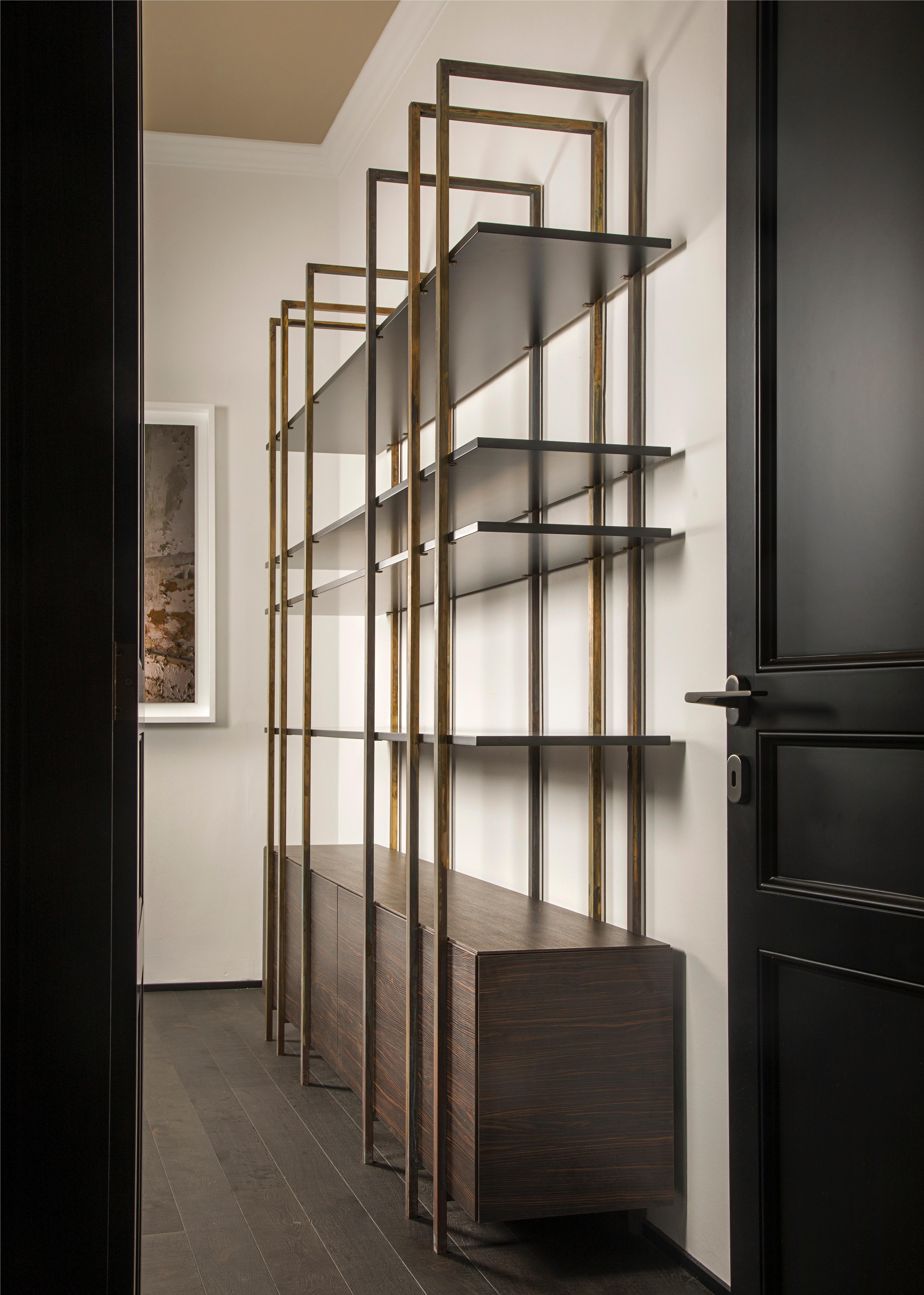 Much more than just an expositor, the bookcase, called Reflection, get nearer to the new daily habits. With researched functionality they provide continuity with the contemporary lifestyles. A bookcase punctuated by horizontal planes and metallic
