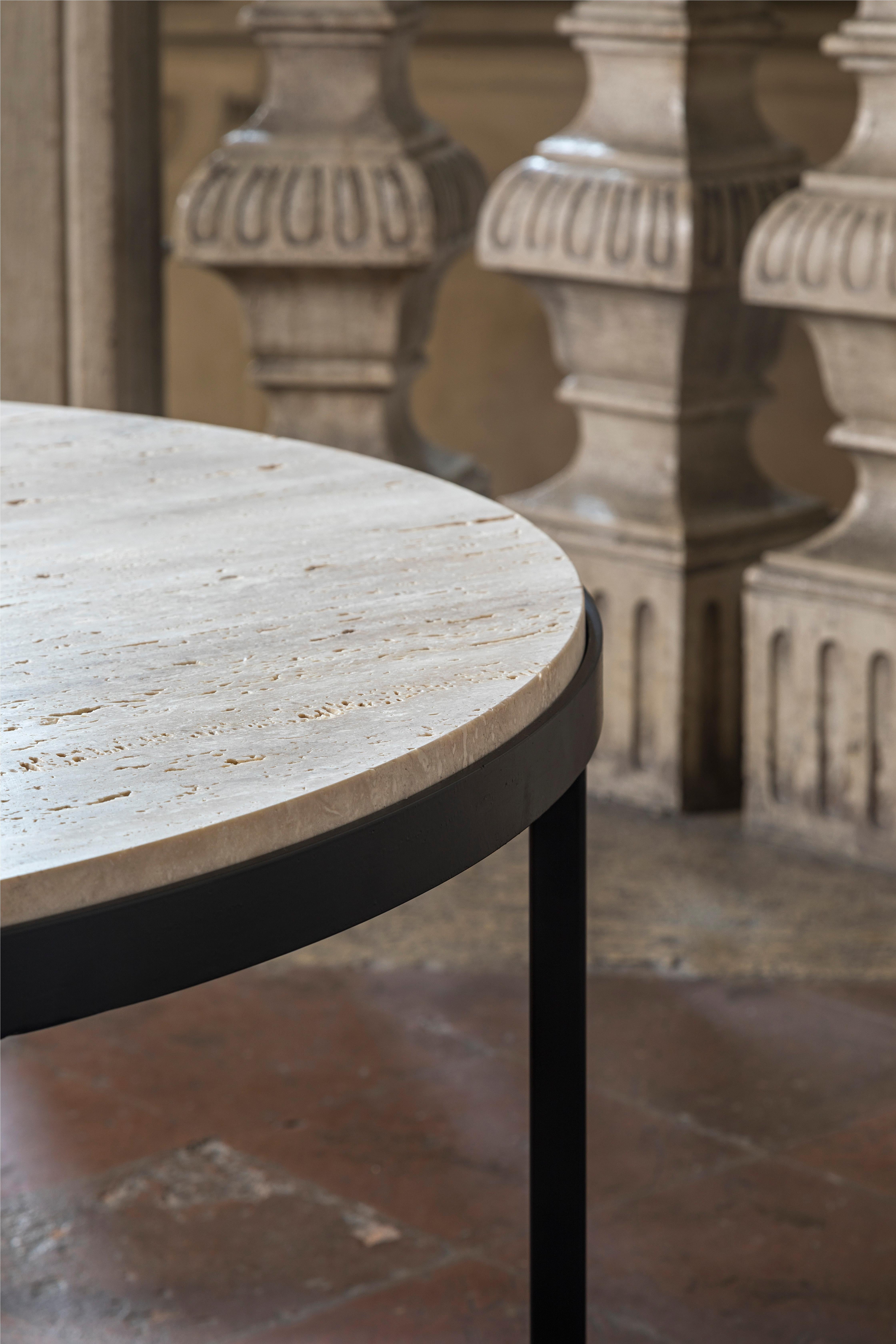 italien Table basse en travertin avec pieds en fer noir naturel de Pelizzari Studio, XXIe siècle en vente