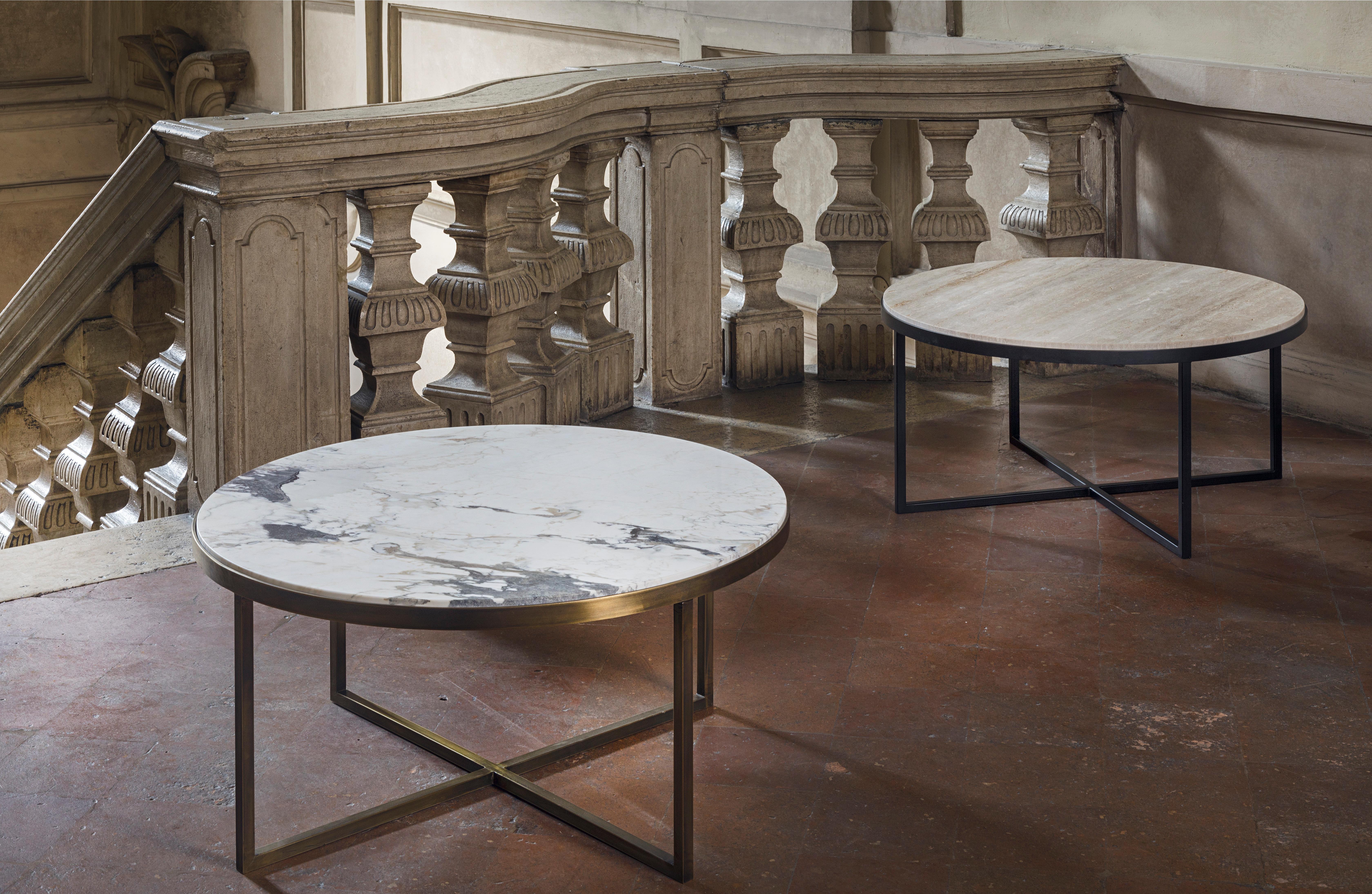 XXIe siècle et contemporain Table basse en travertin avec pieds en fer noir naturel de Pelizzari Studio, XXIe siècle en vente