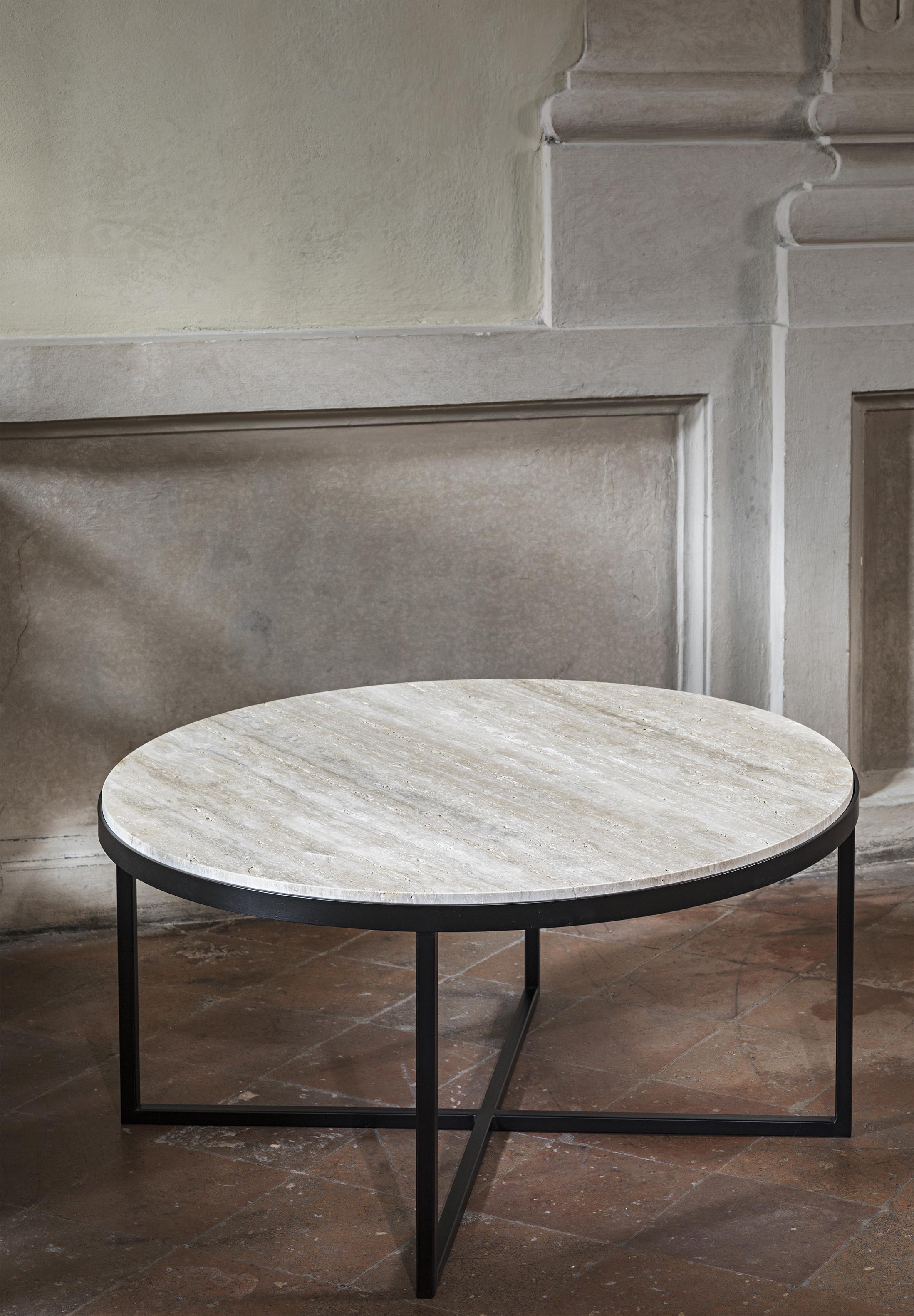 Vernissé Table basse en travertin avec pieds en fer noir naturel de Pelizzari Studio, XXIe siècle en vente