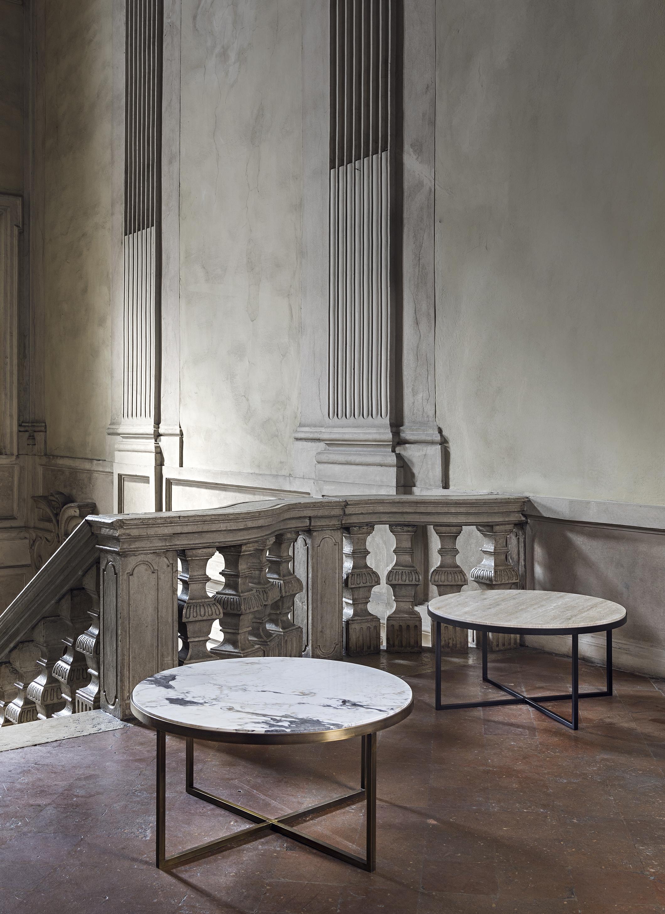 Table basse en travertin avec pieds en fer noir naturel de Pelizzari Studio, XXIe siècle Neuf - En vente à Brescia, IT