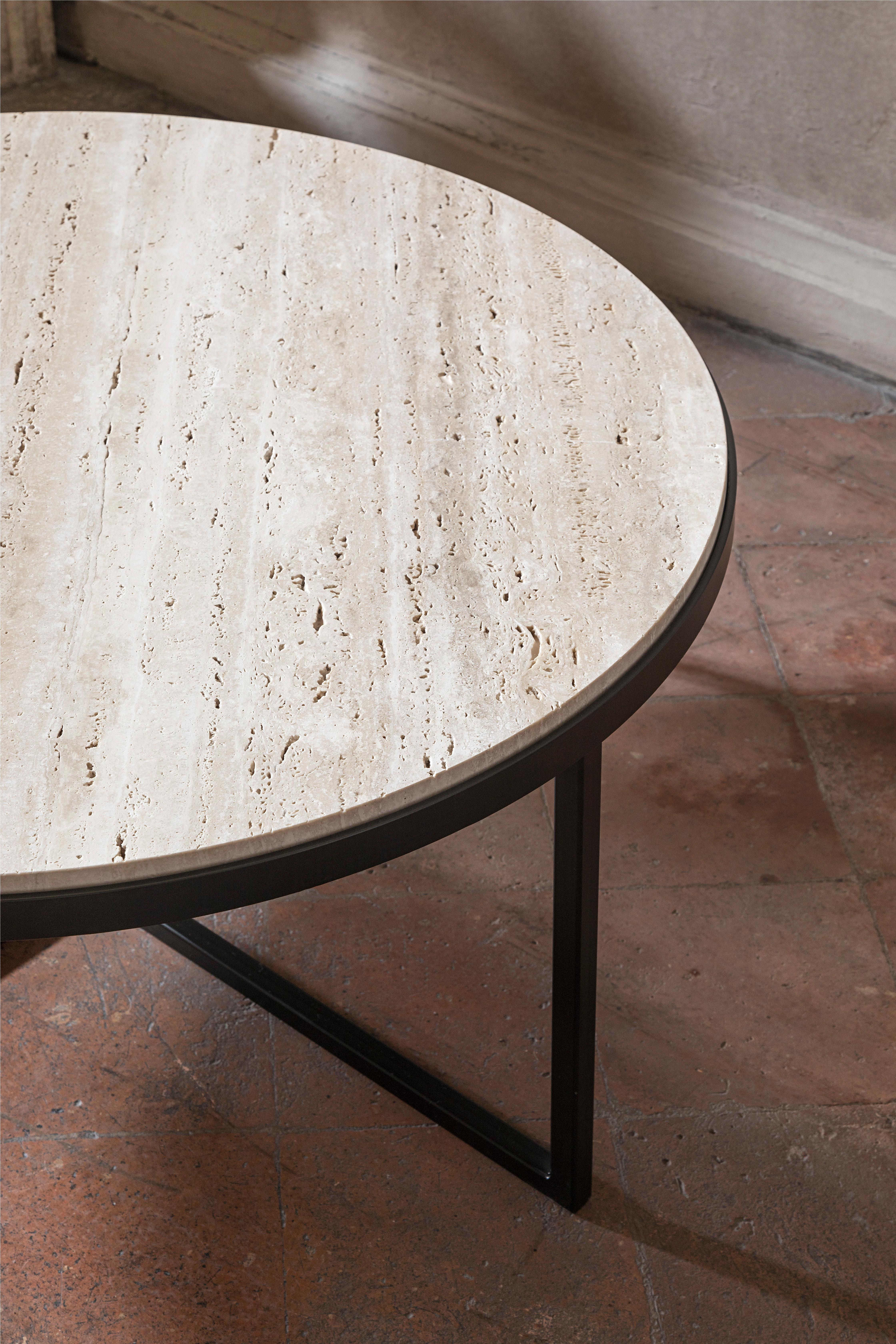 Moderne Table basse en travertin avec pieds en fer noir naturel de Pelizzari Studio, XXIe siècle en vente