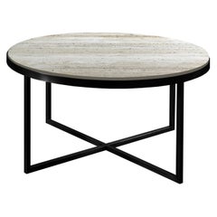 Table basse en travertin avec pieds en fer noir naturel de Pelizzari Studio, XXIe siècle