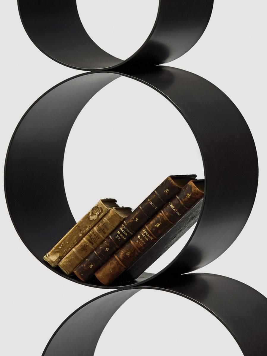 21. Jahrhundert von Saverio Incombenti Bücherregal aus Stahl, handwerklich geschweißt (Italienisch) im Angebot