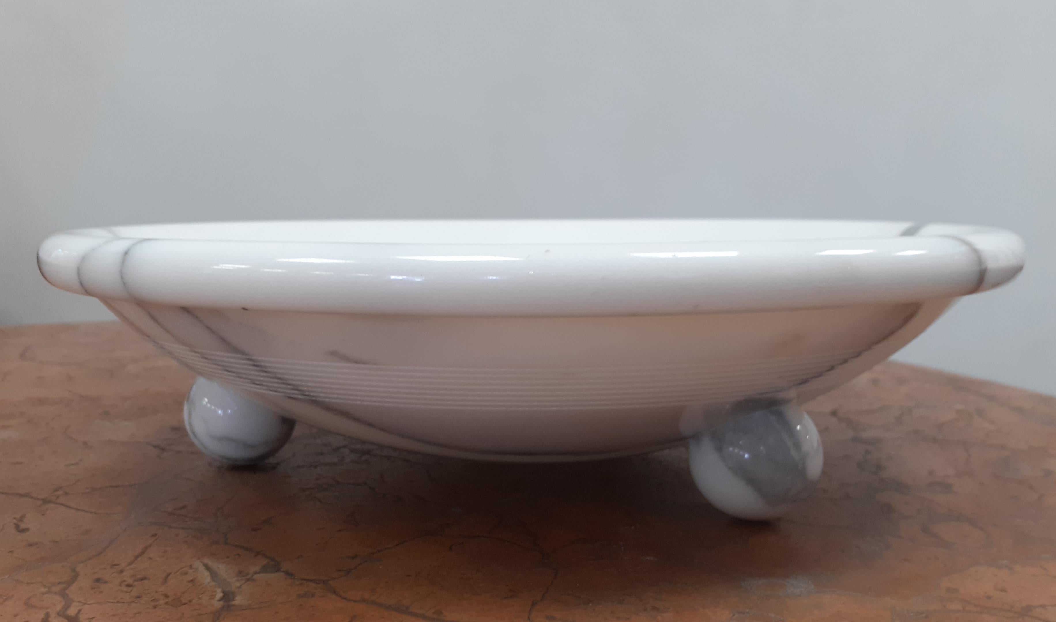 Centrotavola con fruttiera in marmo progettato nel 1978 dall'Arch. Sergio Asti in bianco Carrara.

Dimensioni: Diametro cm 32 x altezza 9
Materiali: Bianco Carrara
Designer: Sergio Asti.