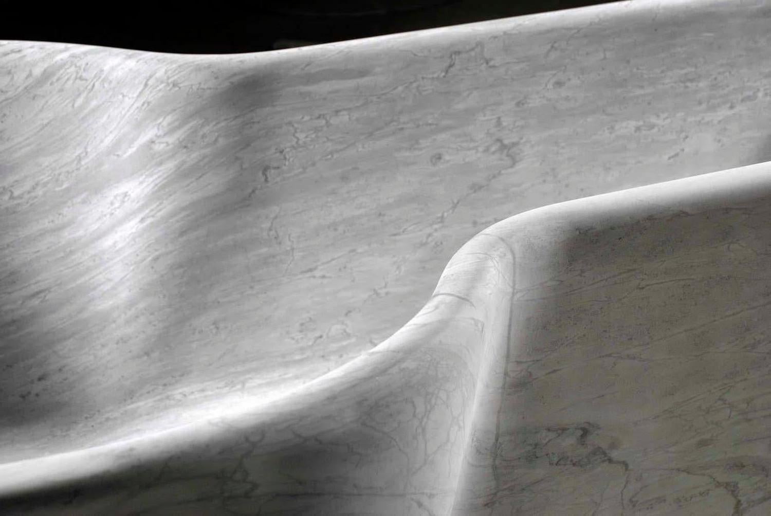 Moderne 21st Century by U. La Pietra Baignoire-douche en marbre Freestand en Bardiglio Oliva en vente