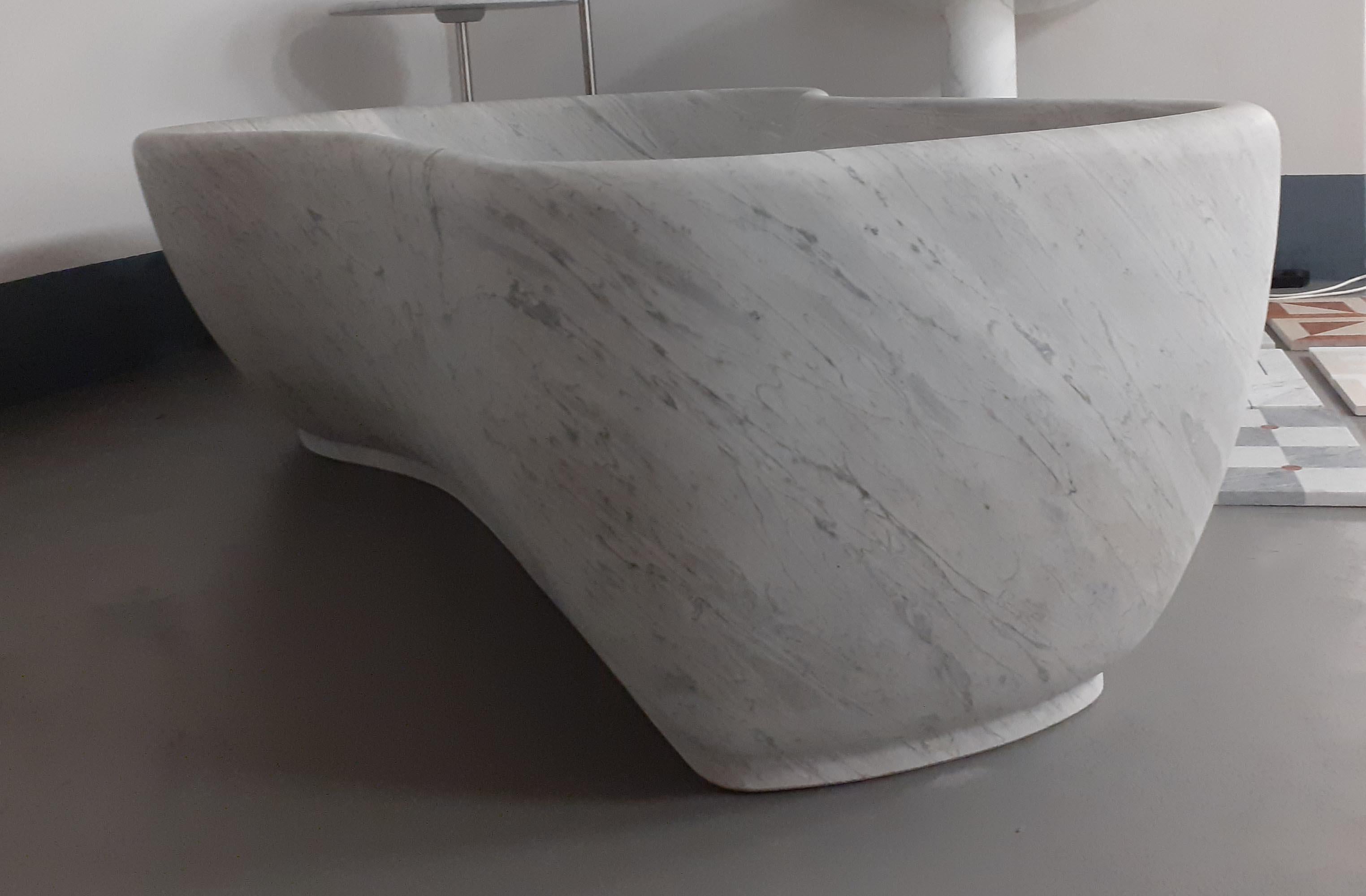 Fait main 21st Century by U. La Pietra Baignoire-douche en marbre Freestand en Bardiglio Oliva en vente