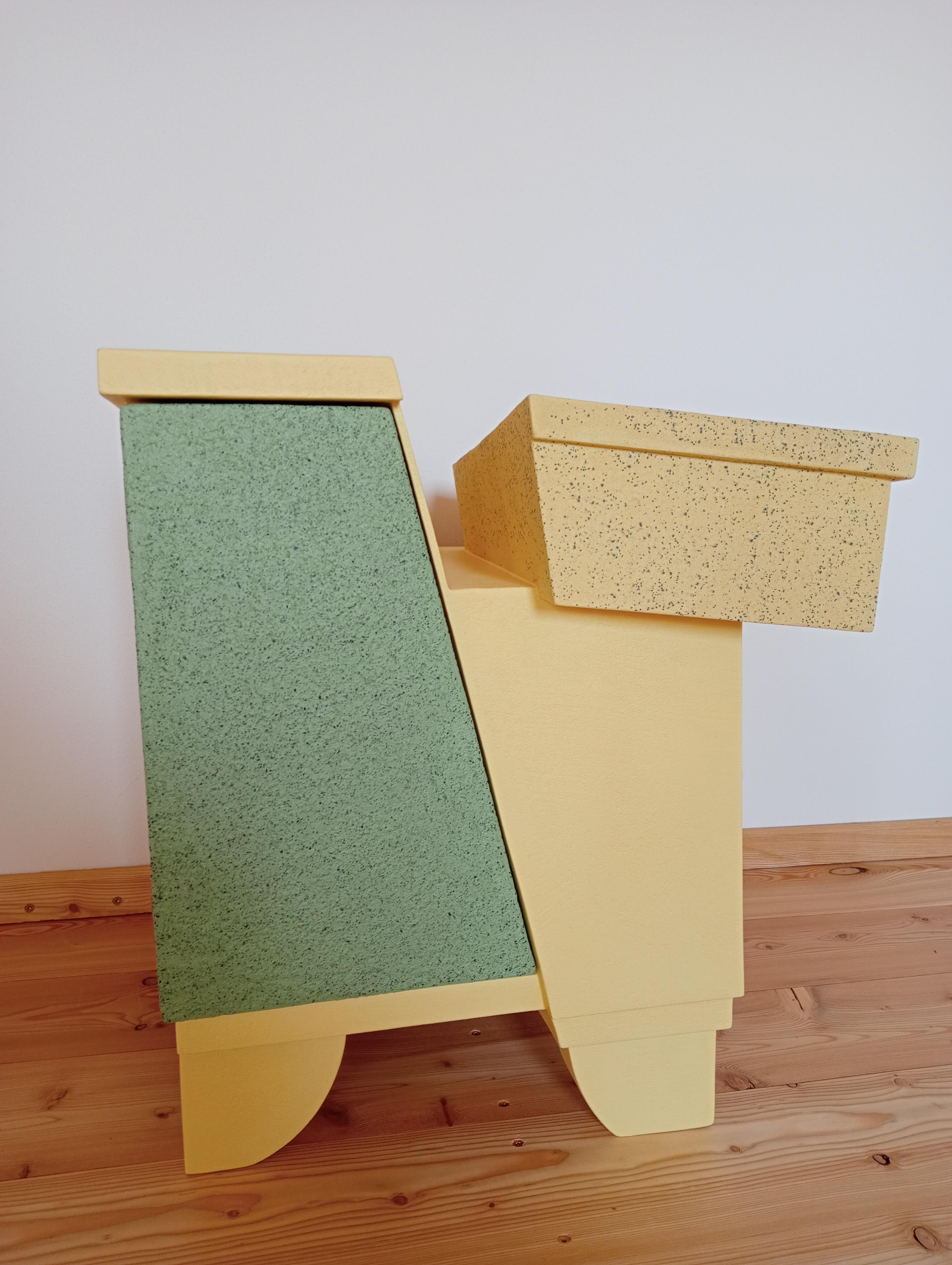 21. Jahrhundert Kabinett-Skulptur Contemporary Grün-Gelb Farben in Holz-Harz (Italienisch) im Angebot