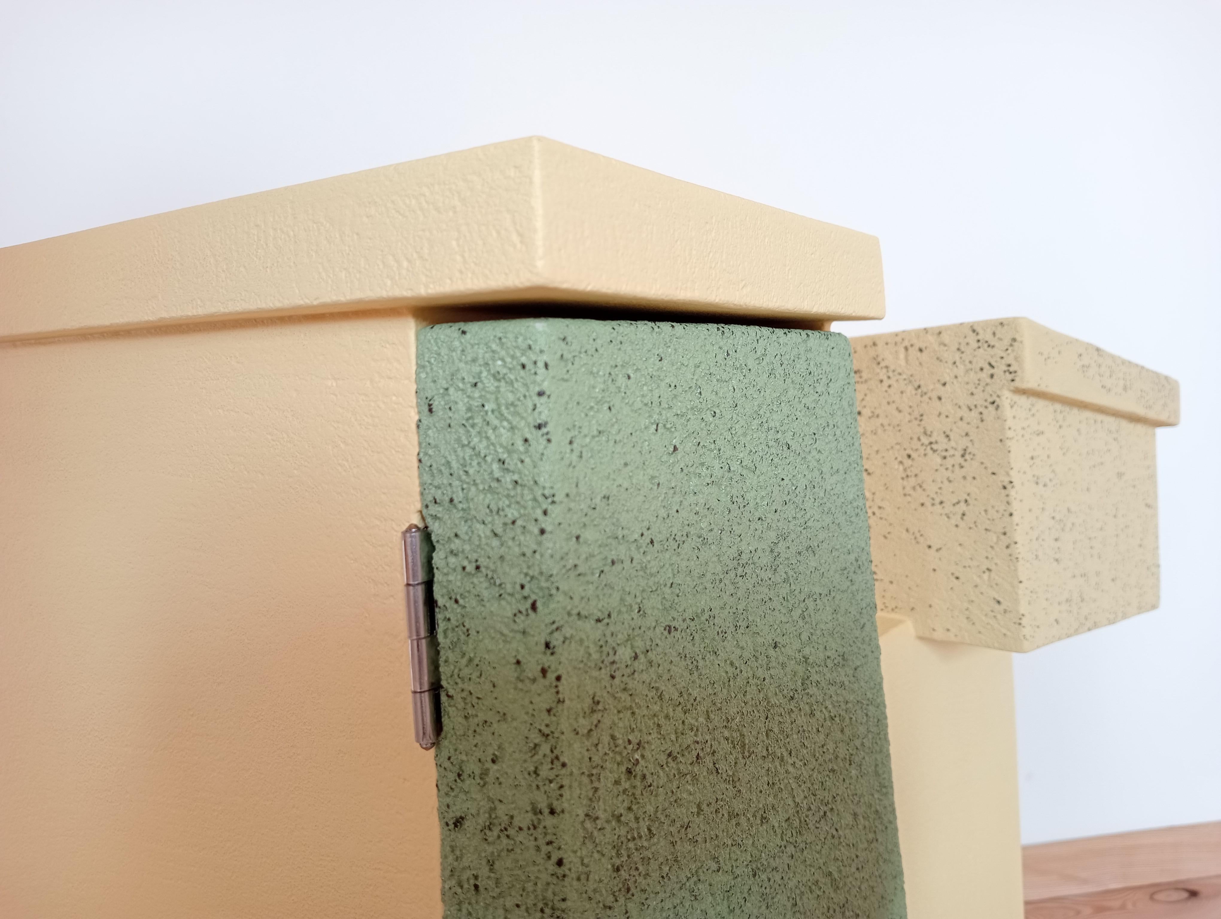 21. Jahrhundert Kabinett-Skulptur Contemporary Grün-Gelb Farben in Holz-Harz im Angebot 1