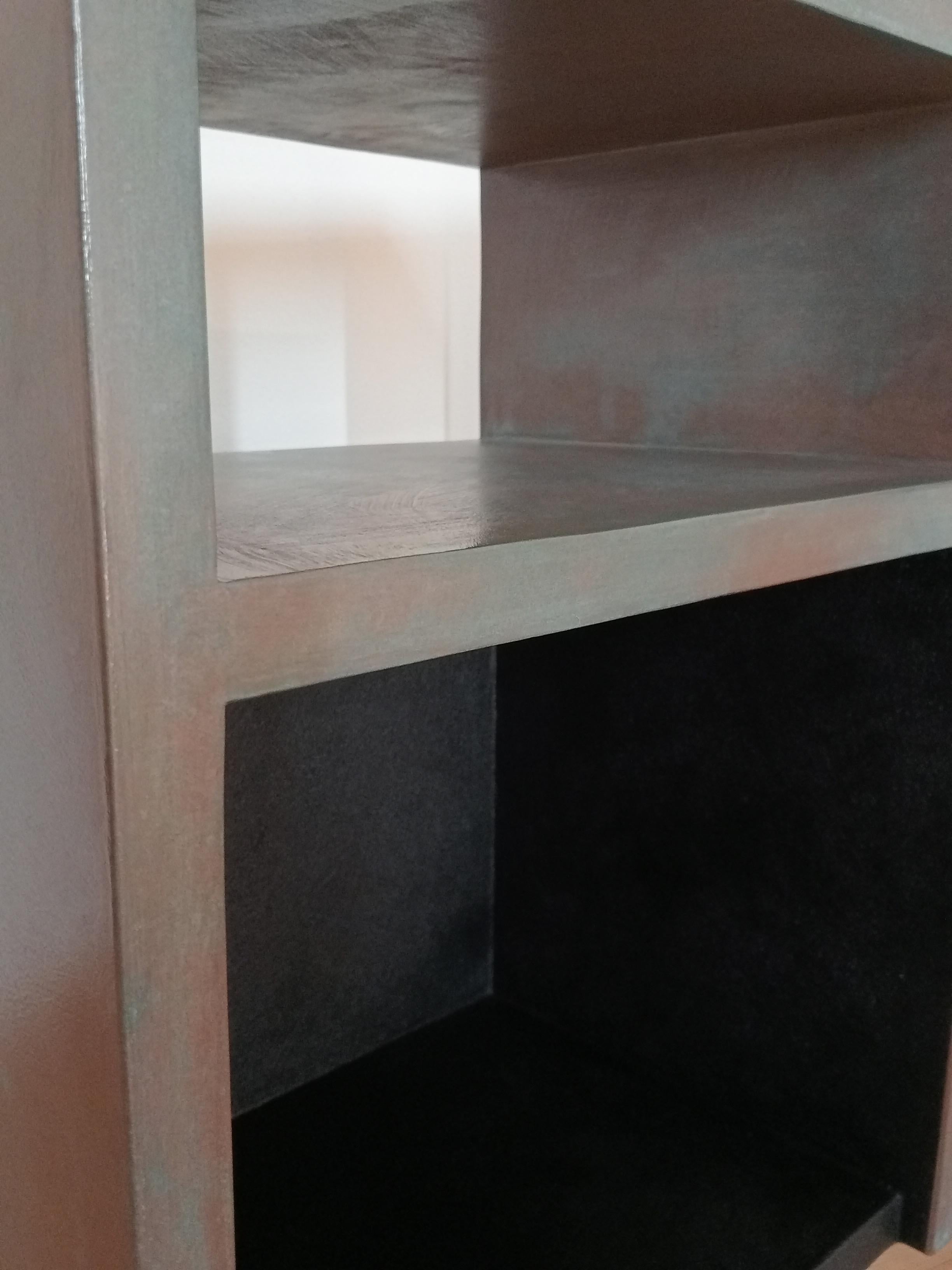 Deux tables de nuit Italian Design Handcraft Contemporary Wood and Oxidized Resin en vente 2
