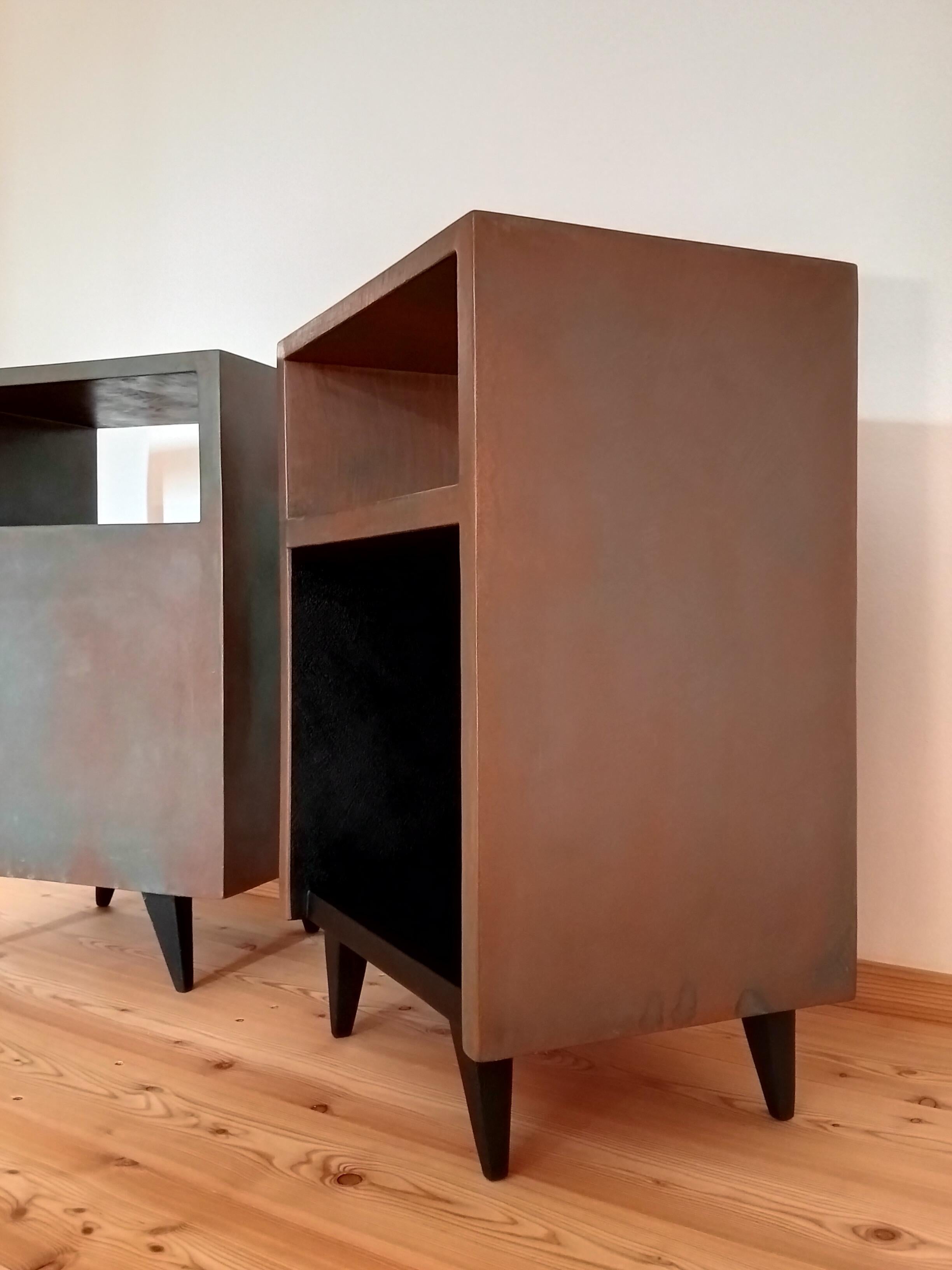 Moderne Deux tables de nuit Italian Design Handcraft Contemporary Wood and Oxidized Resin en vente