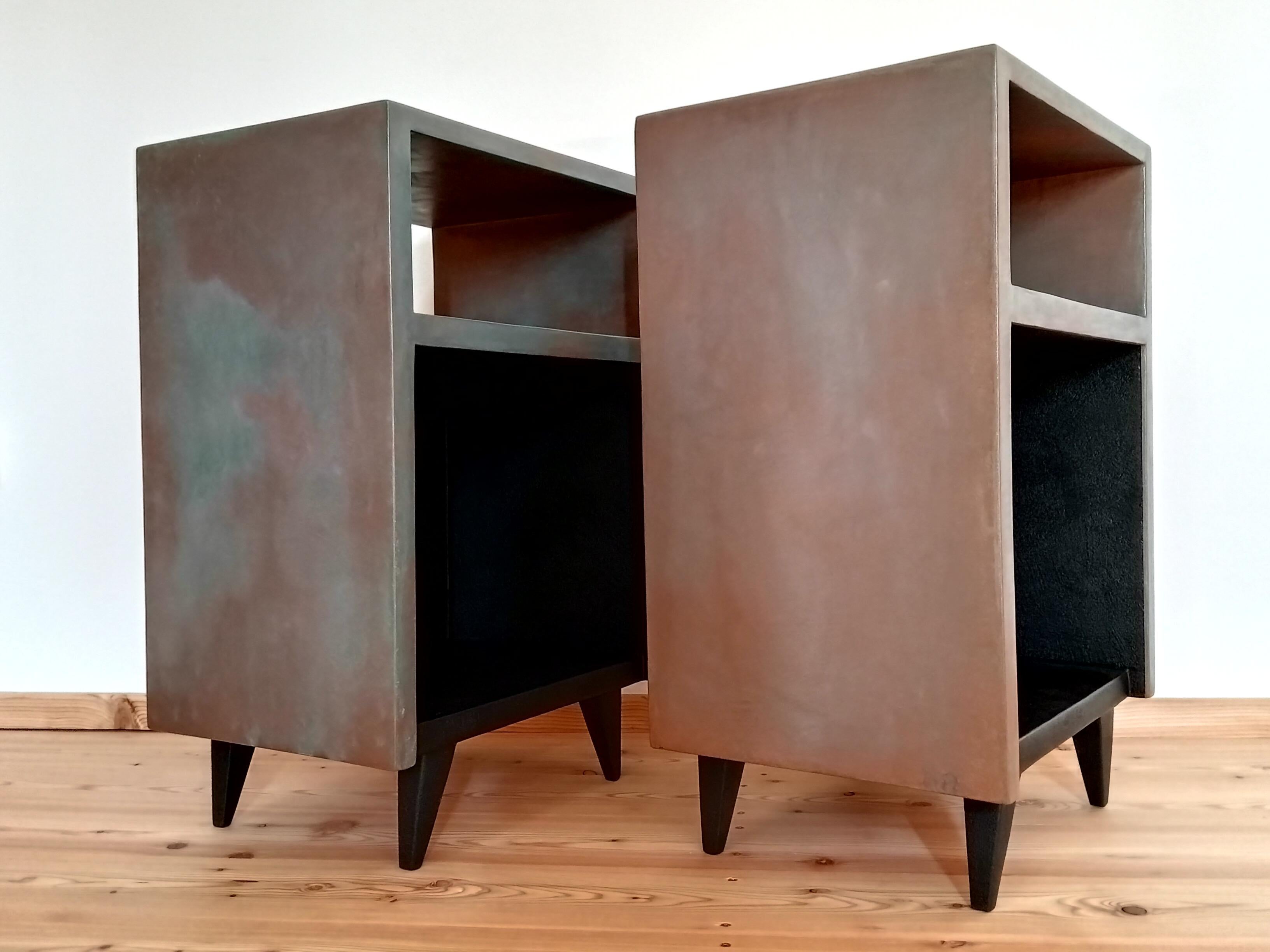 italien Deux tables de nuit Italian Design Handcraft Contemporary Wood and Oxidized Resin en vente