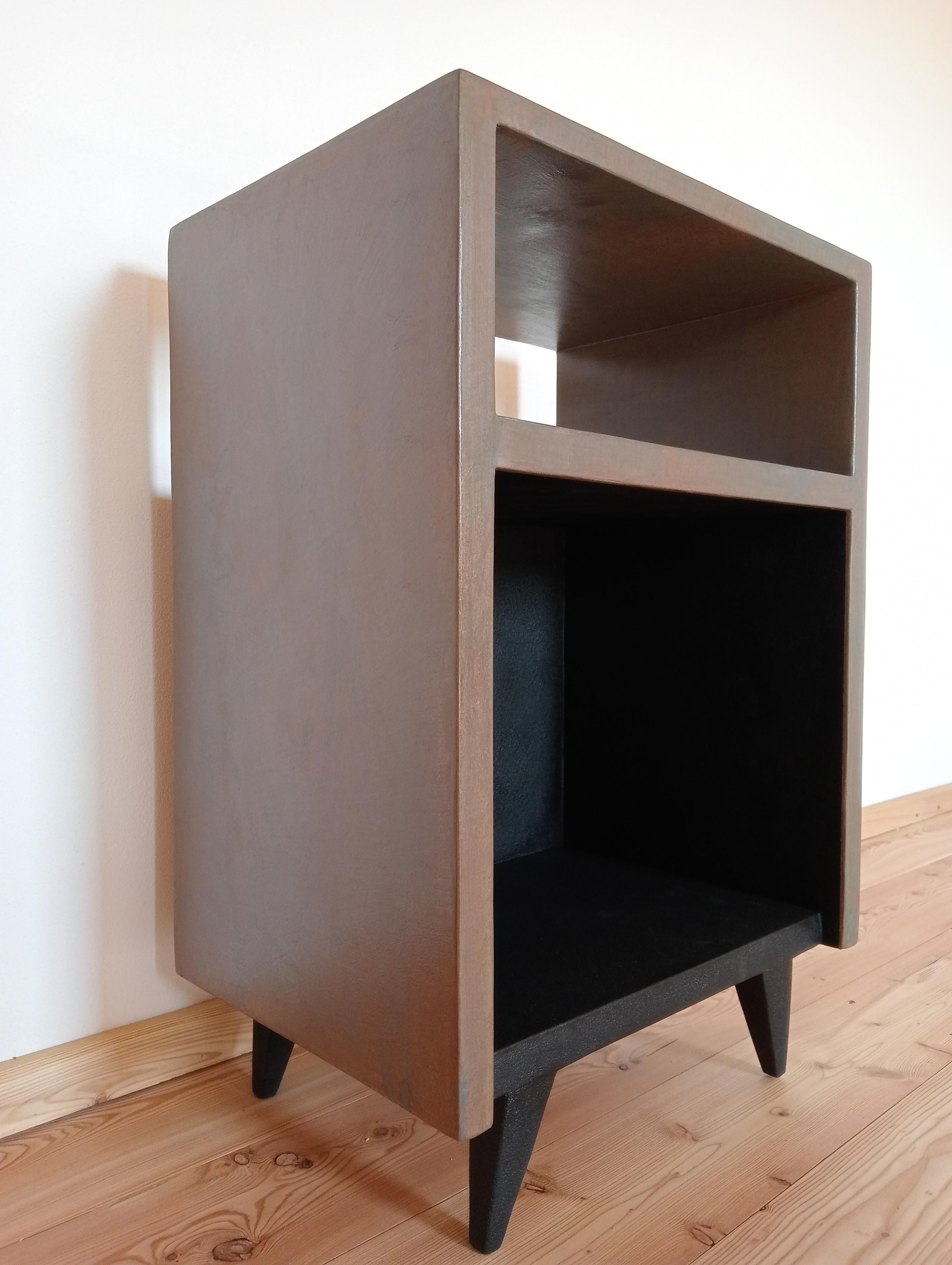 Dos Mesillas de Noche Diseño Italiano Artesanal Contemporáneo Madera y Resina Oxidada en venta 3