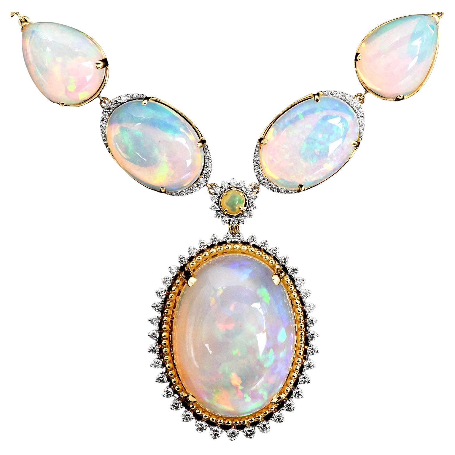 Elegant collier en or jaune 14K avec opale et diamants

Opales flamboyantes serties dans de l'or jaune 14K, disposées de façon graduelle, avec une grande goutte ovale au centre. Les opales sont rehaussées par 0,80 carats de diamants brillants de